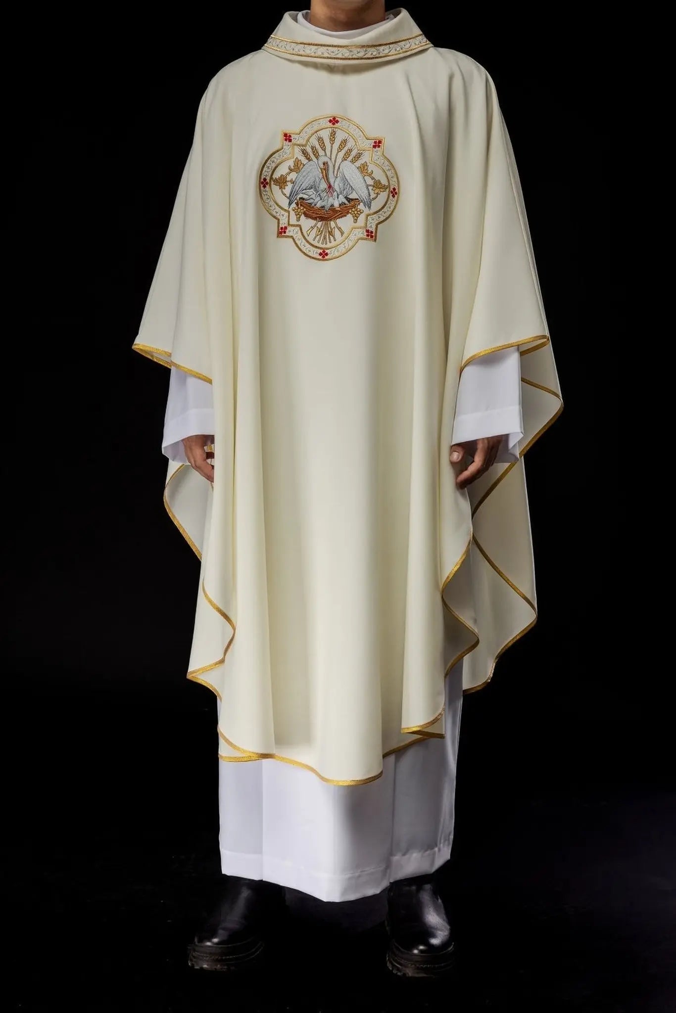 Chasuble brodée avec motif de pélican écru