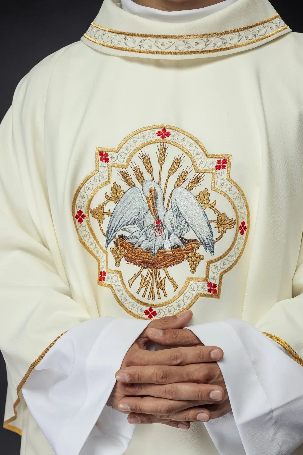 Embroidered chasuble with Pelican motif ecru