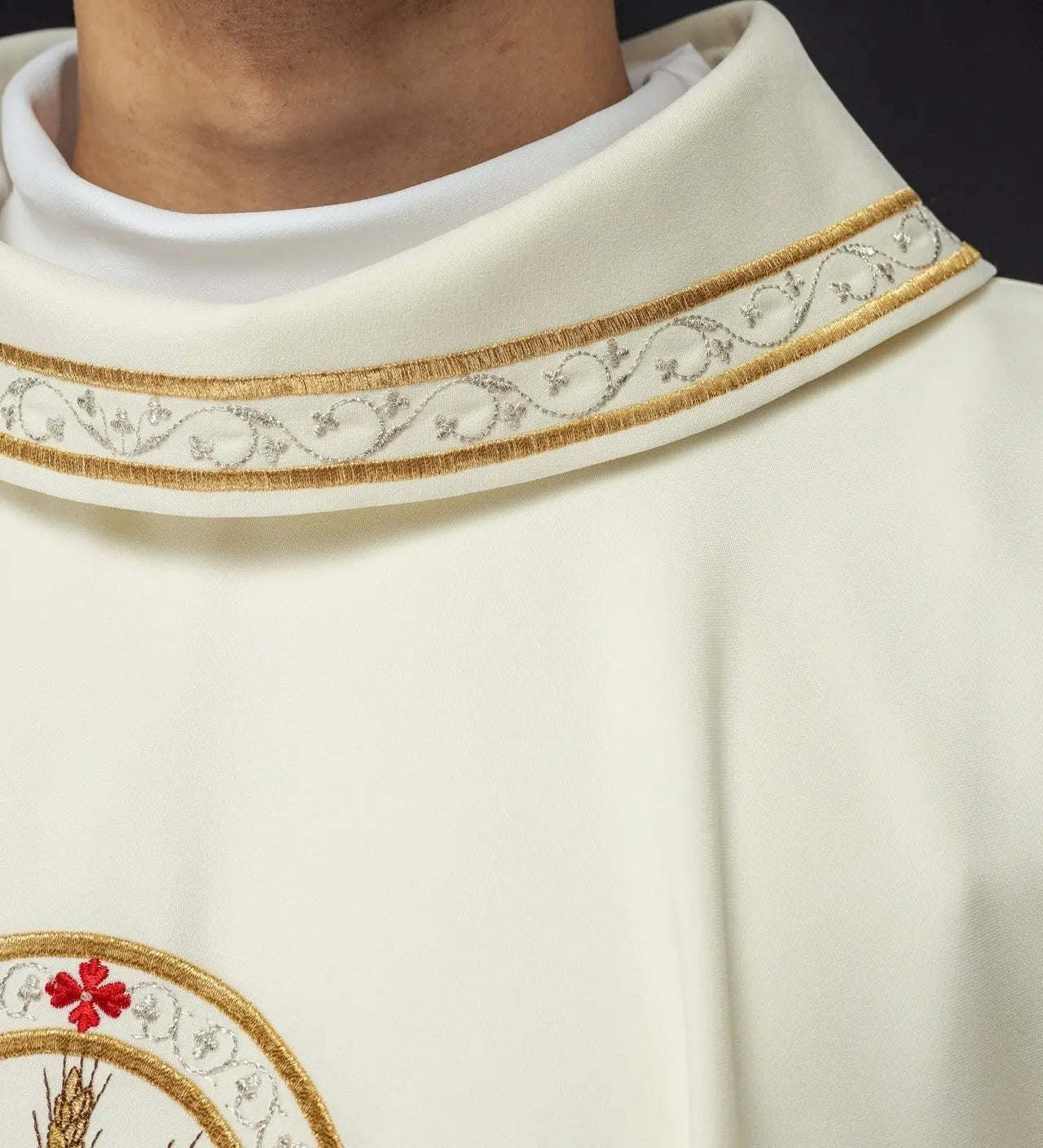 Embroidered chasuble with Pelican motif ecru