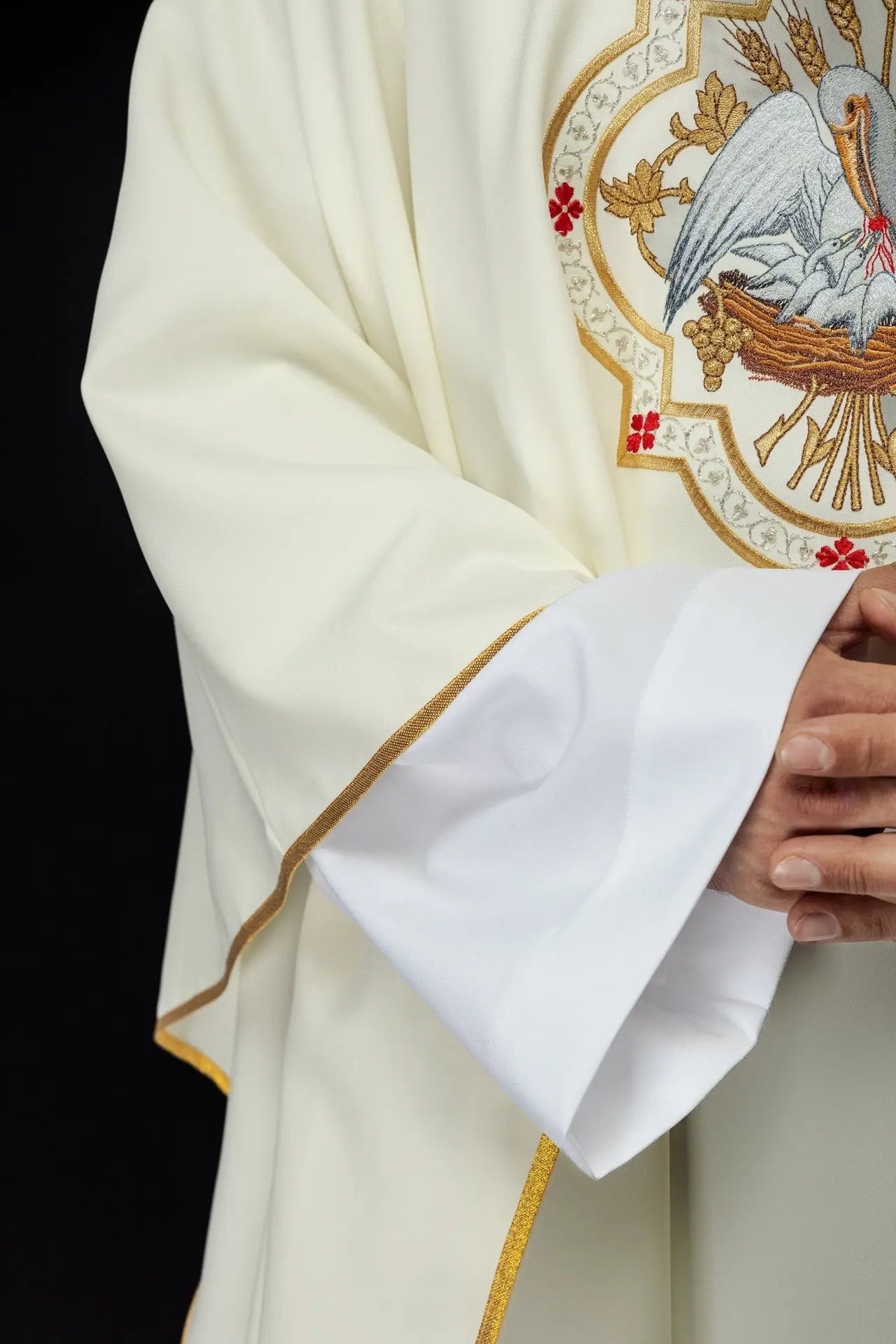 Embroidered chasuble with Pelican motif ecru