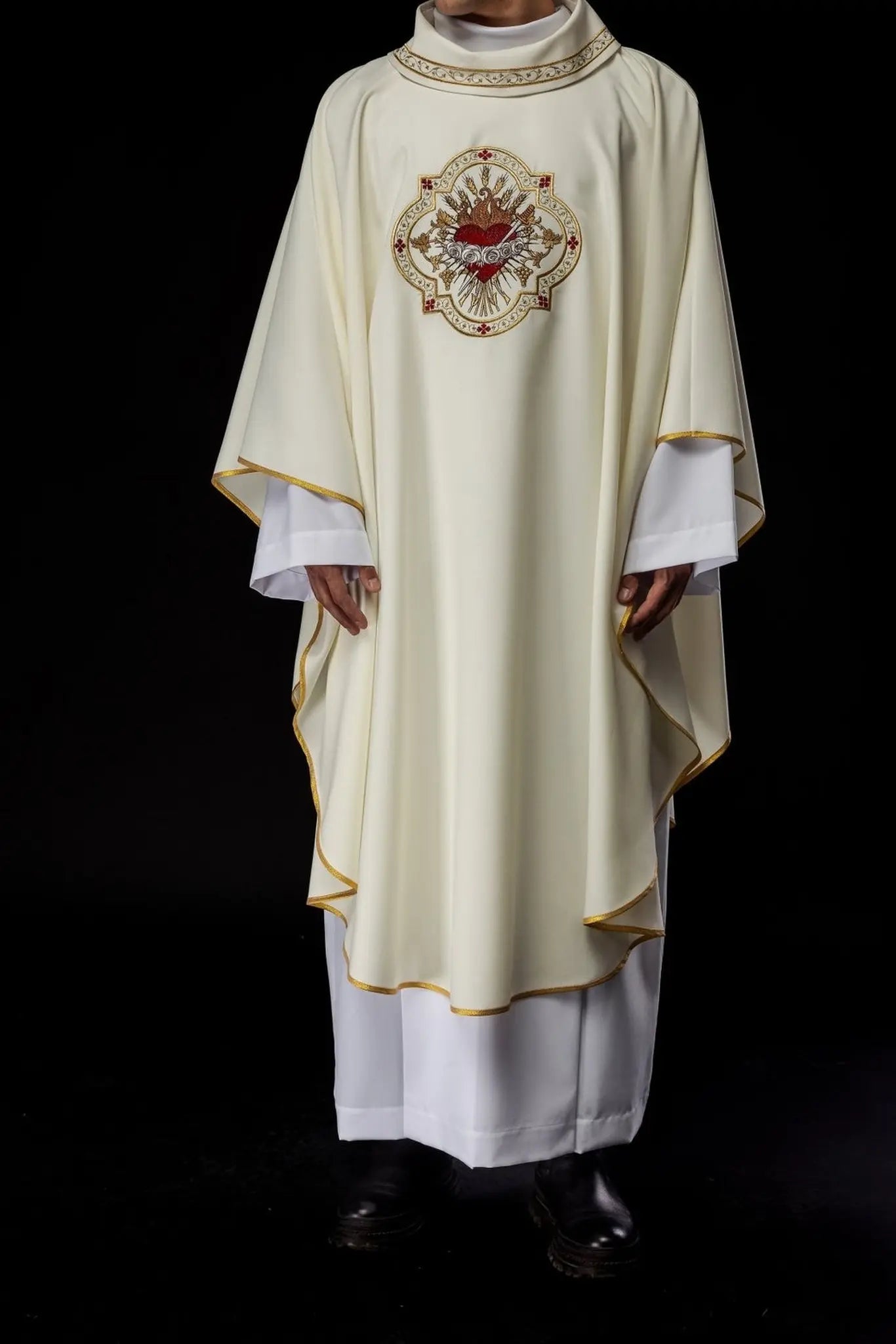 Chasuble brodée avec le motif du Cœur de Jésus