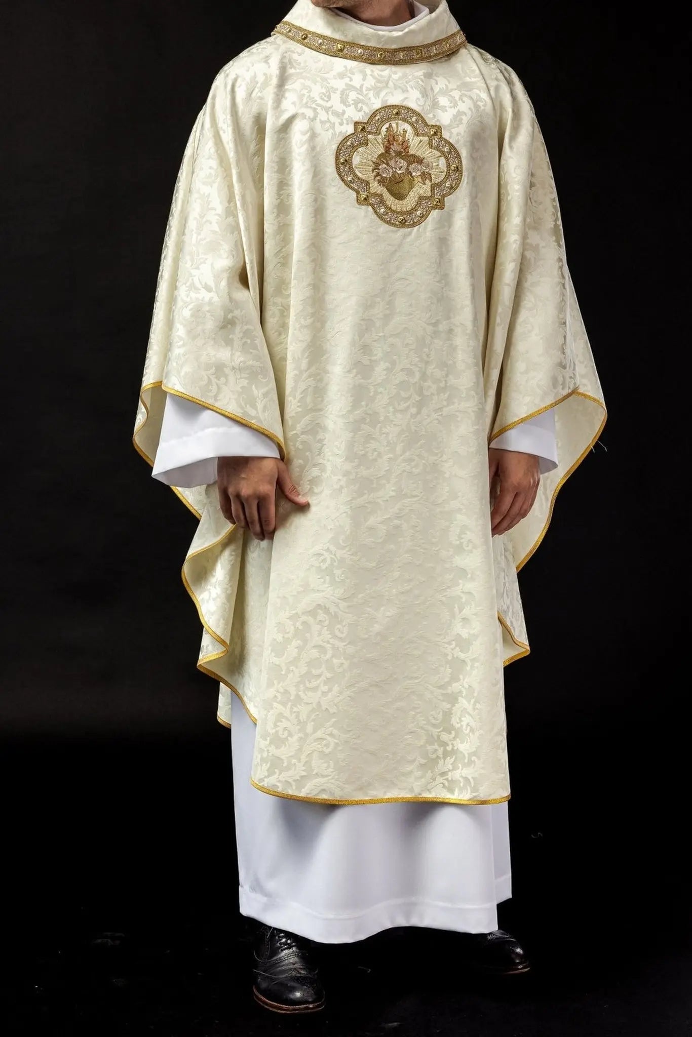 Chasuble brodée avec motif du Cœur de Marie sur tissu jacquard