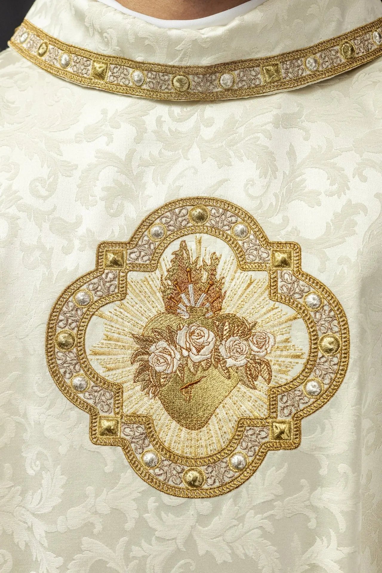 Chasuble brodée avec motif du Cœur de Marie sur tissu jacquard