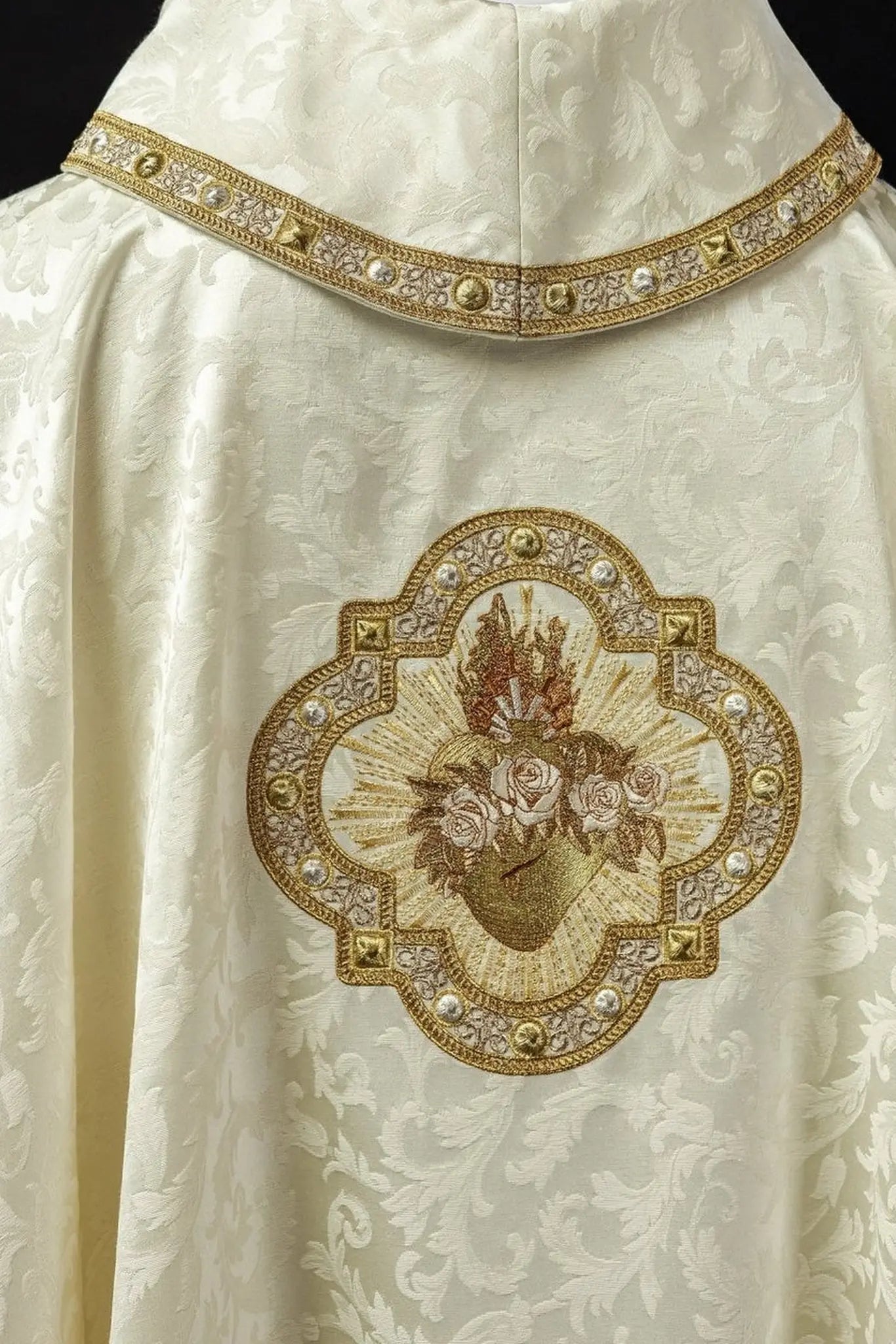 Chasuble brodée avec motif du Cœur de Marie sur tissu jacquard