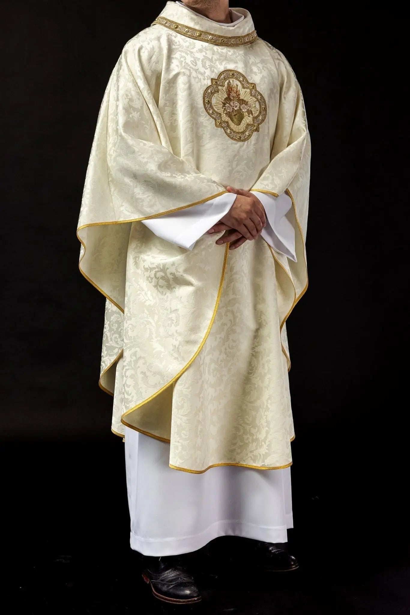 Chasuble brodée avec motif du Cœur de Marie sur tissu jacquard