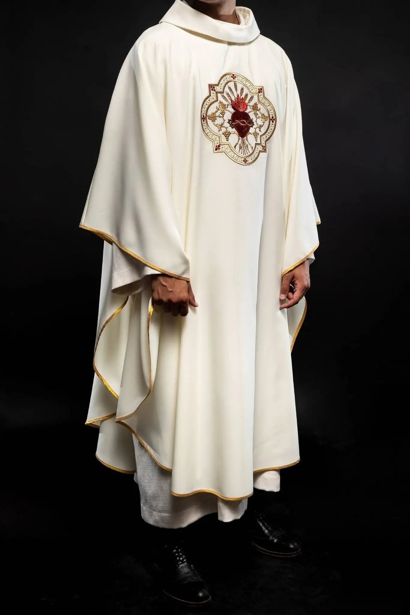 Chasuble brodée avec le motif du Cœur de Jésus et de la coupe eucharistique