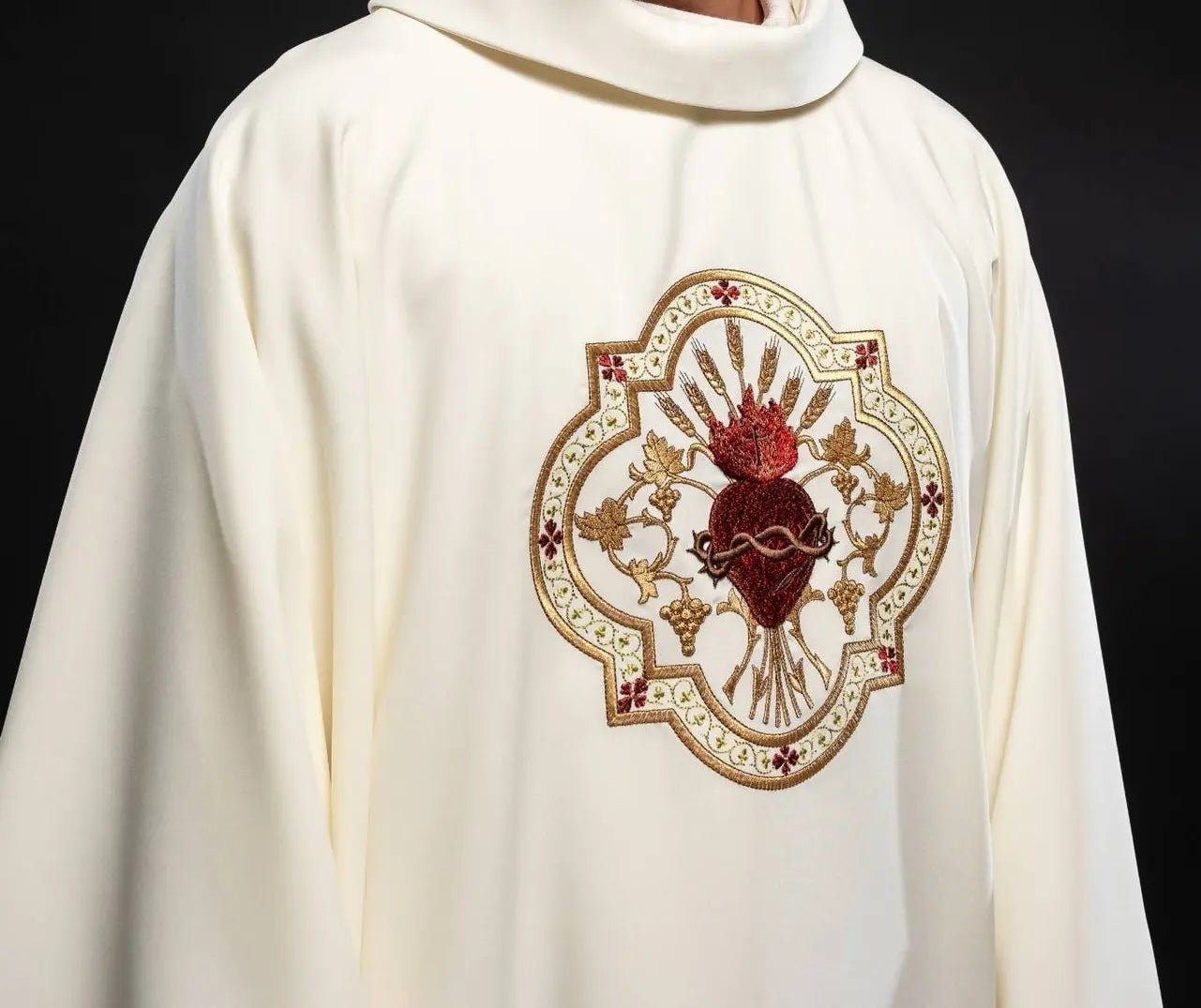 Chasuble brodée avec le motif du Cœur de Jésus et de la coupe eucharistique