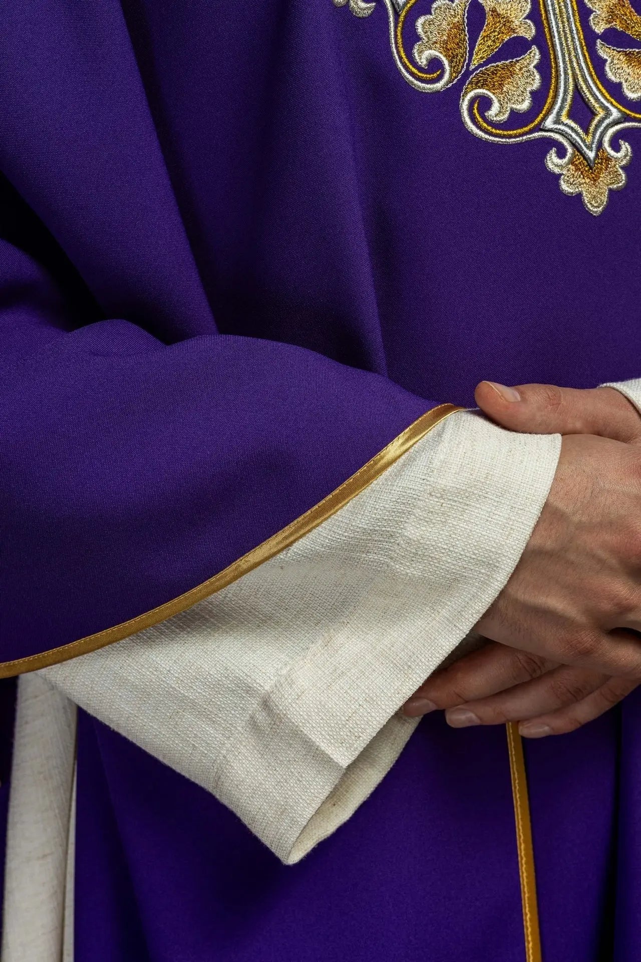 Chasuble violette brodée avec croix décorée et large col