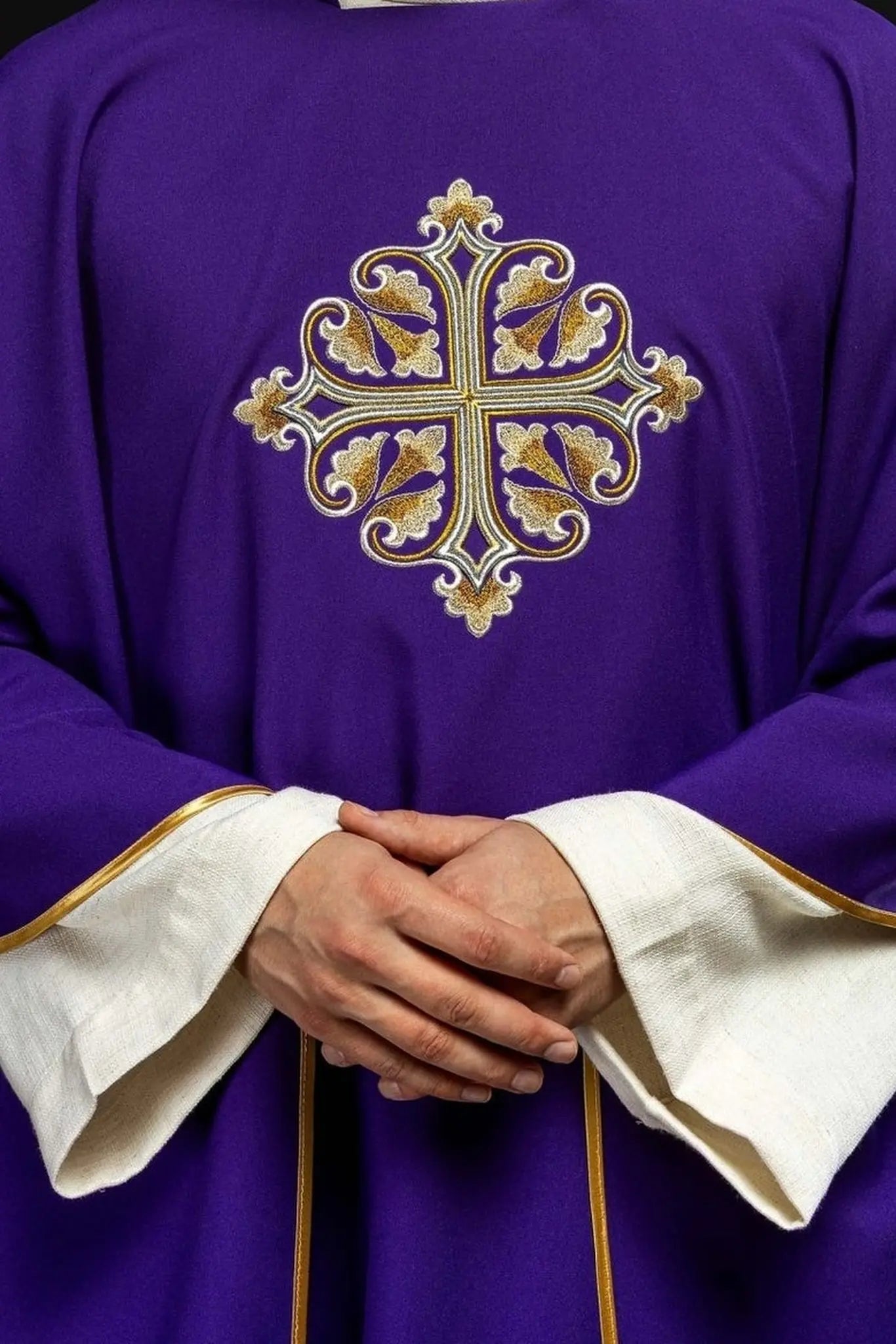 Chasuble violette brodée avec croix décorée et large col