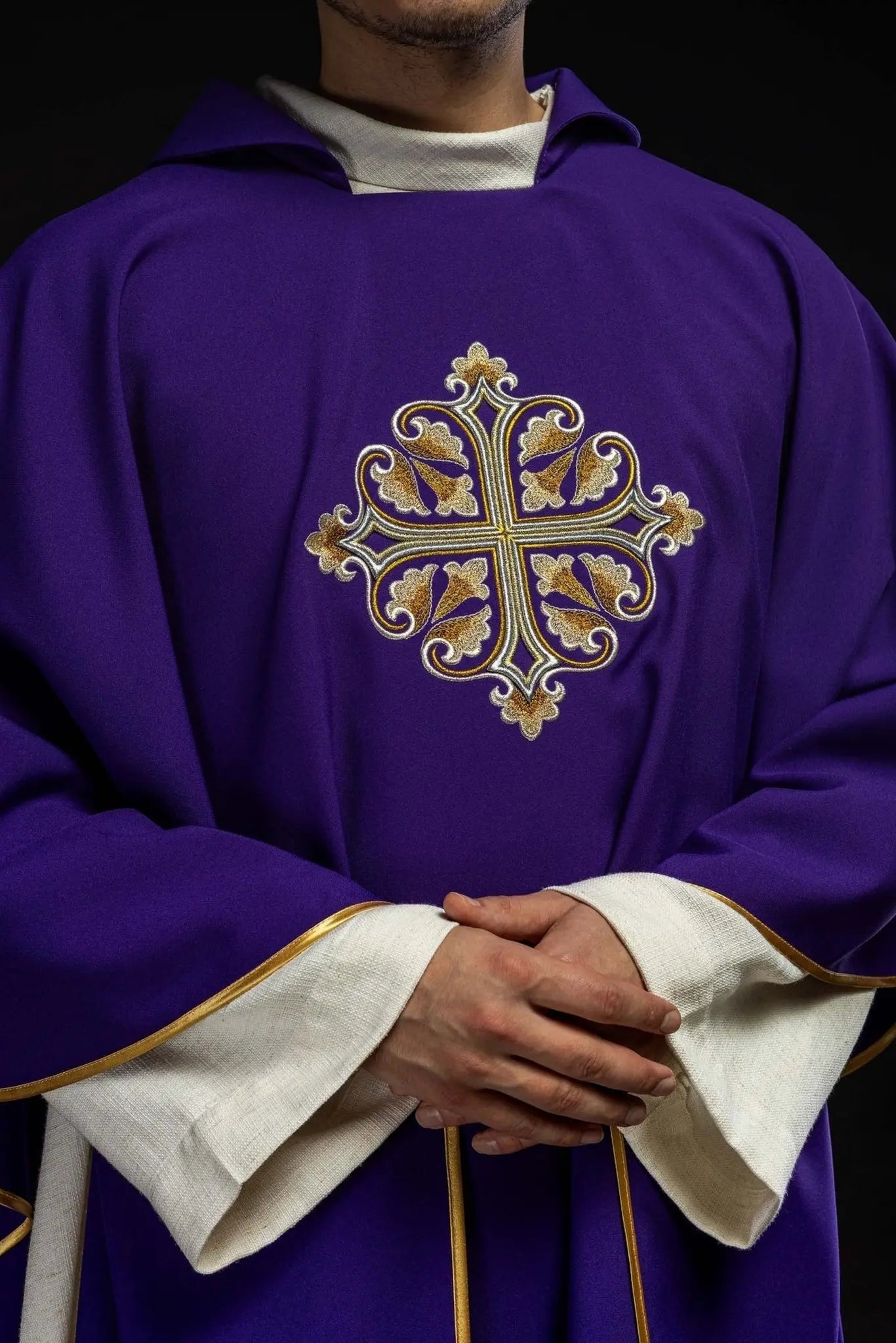 Chasuble violette brodée avec croix décorée et large col