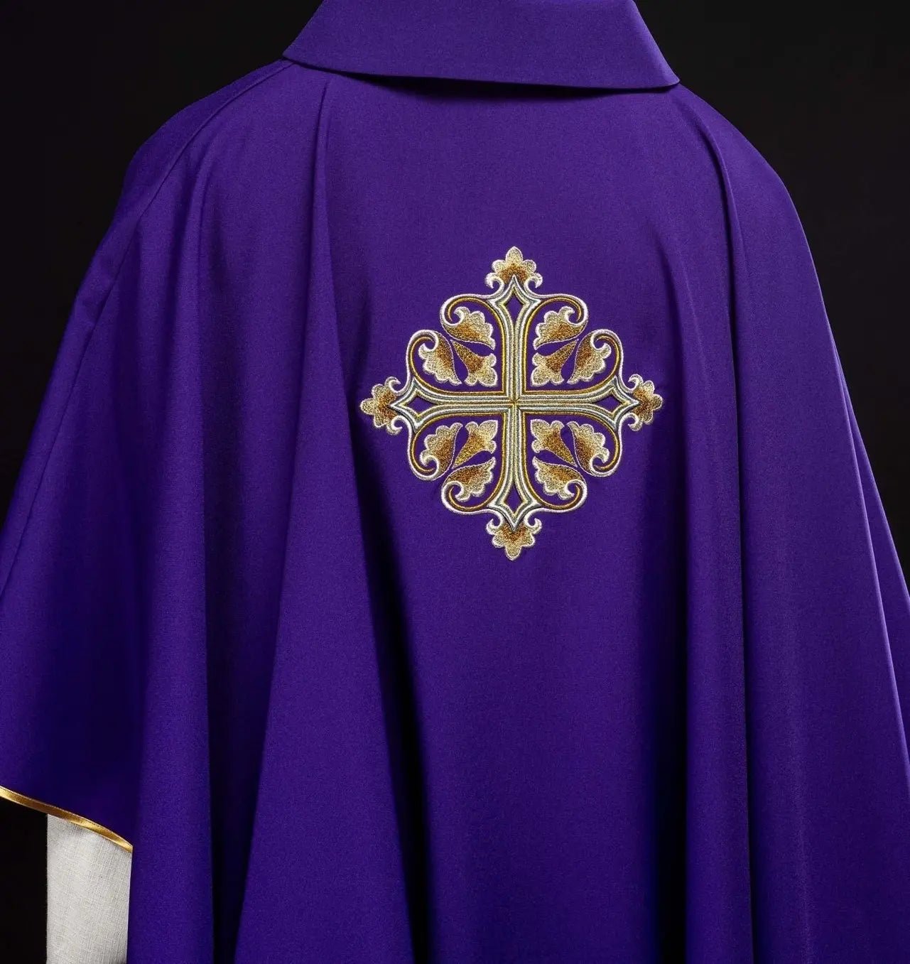 Chasuble violette brodée avec croix décorée et large col
