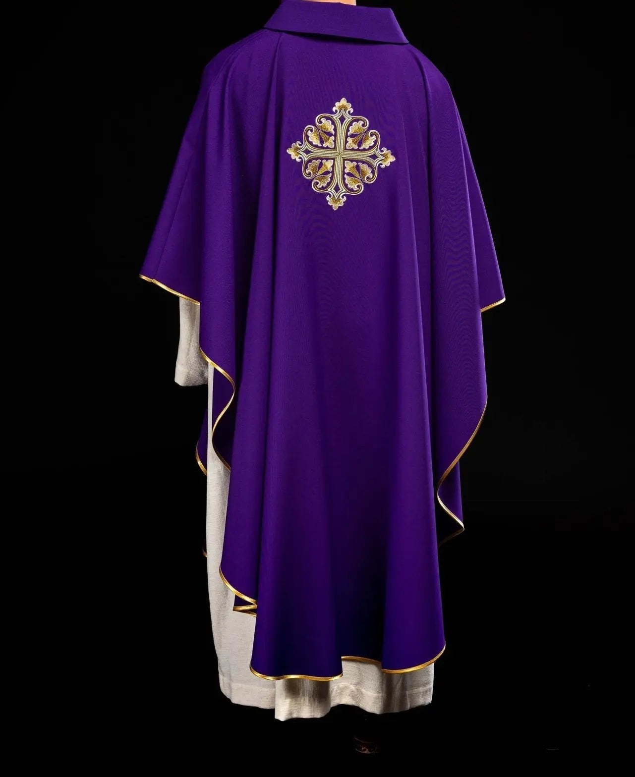 Chasuble violette brodée avec croix décorée et large col