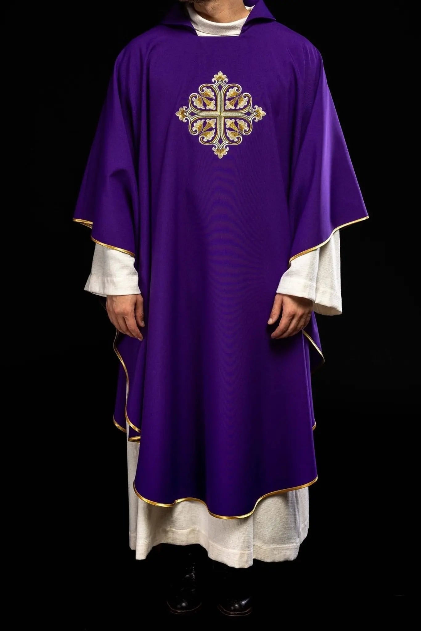 Chasuble violette brodée avec croix décorée et large col