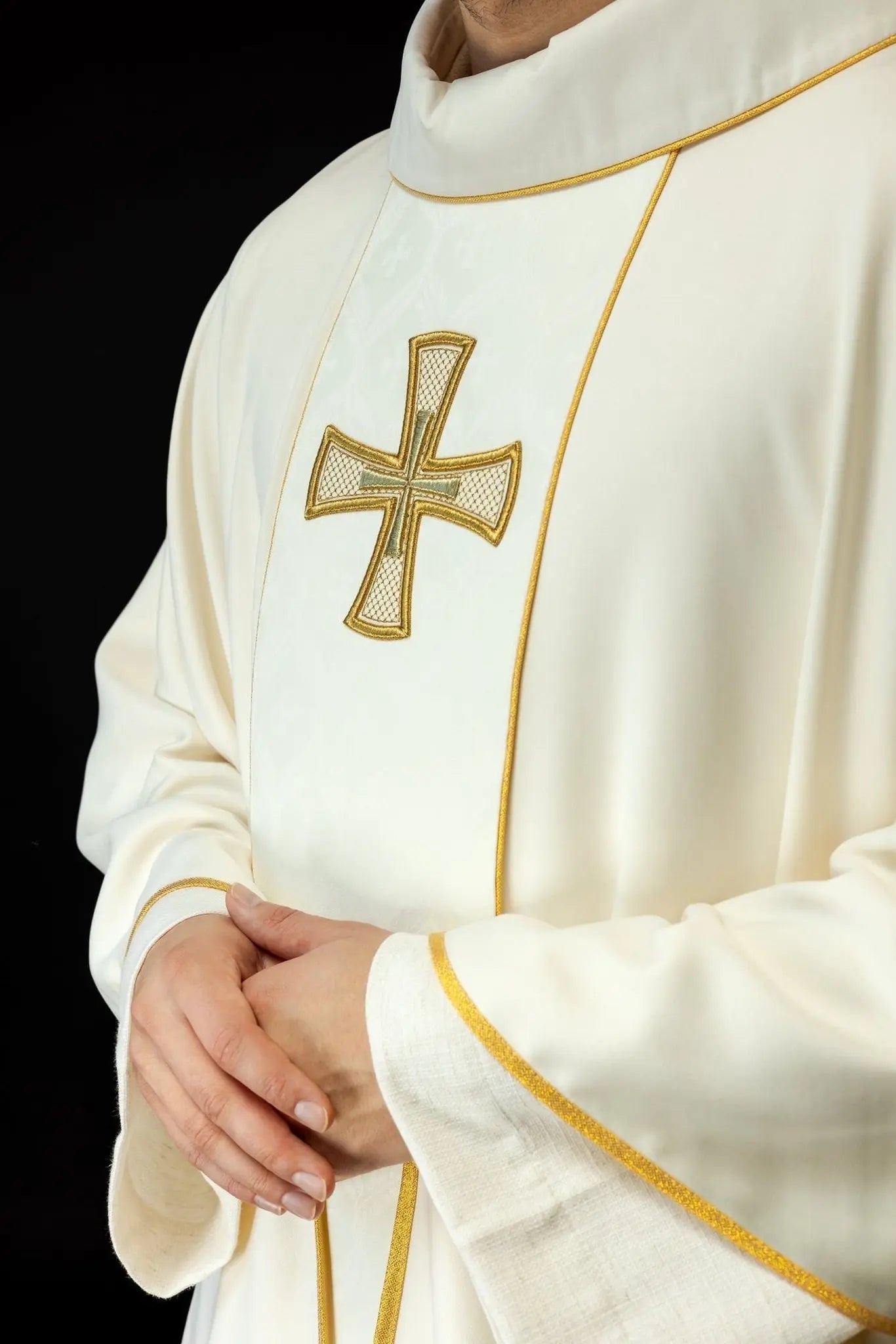 Chasuble brodée avec une bande et une croix