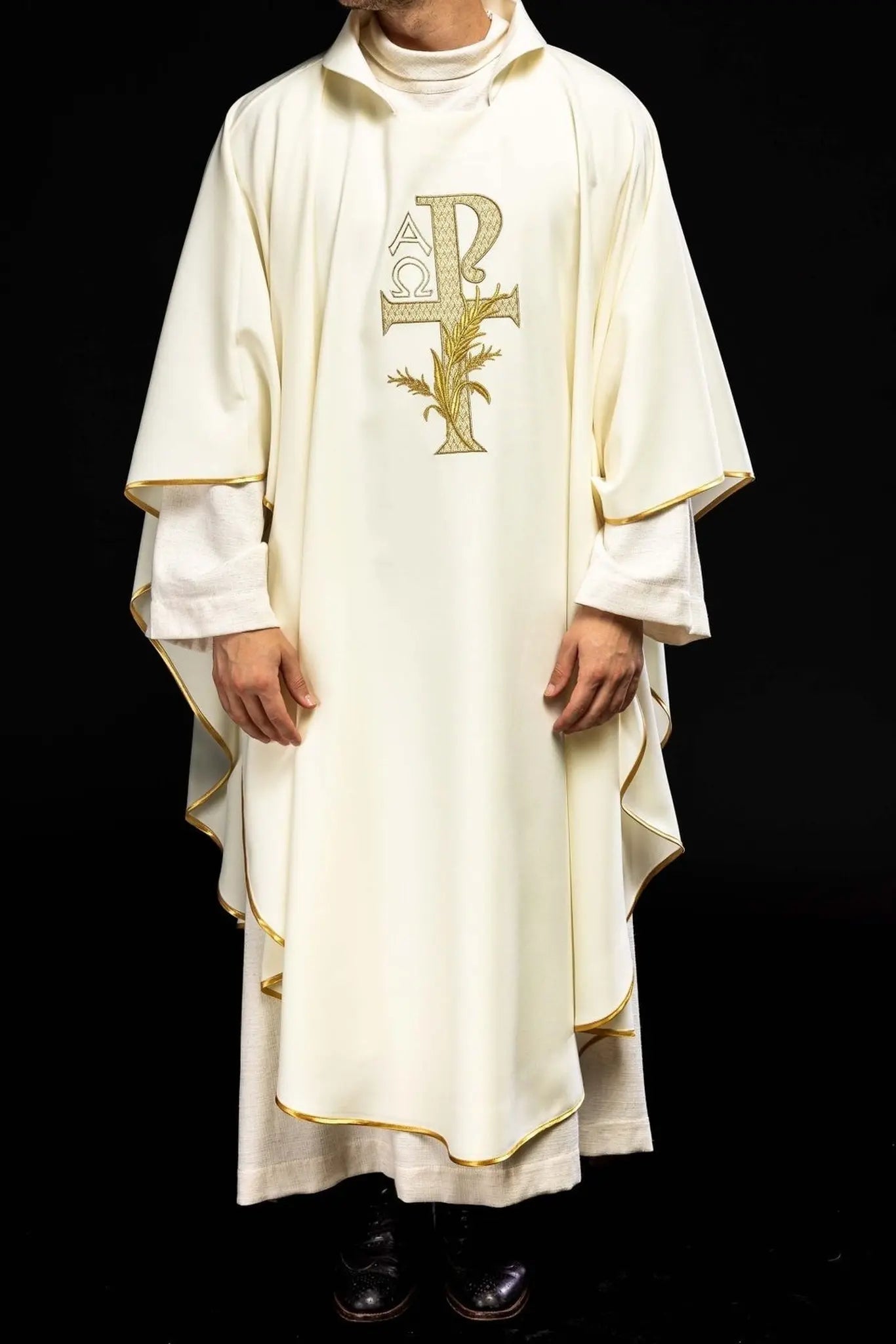 Chasuble brodée avec symbole Alpha et Omega et large col – Écru
