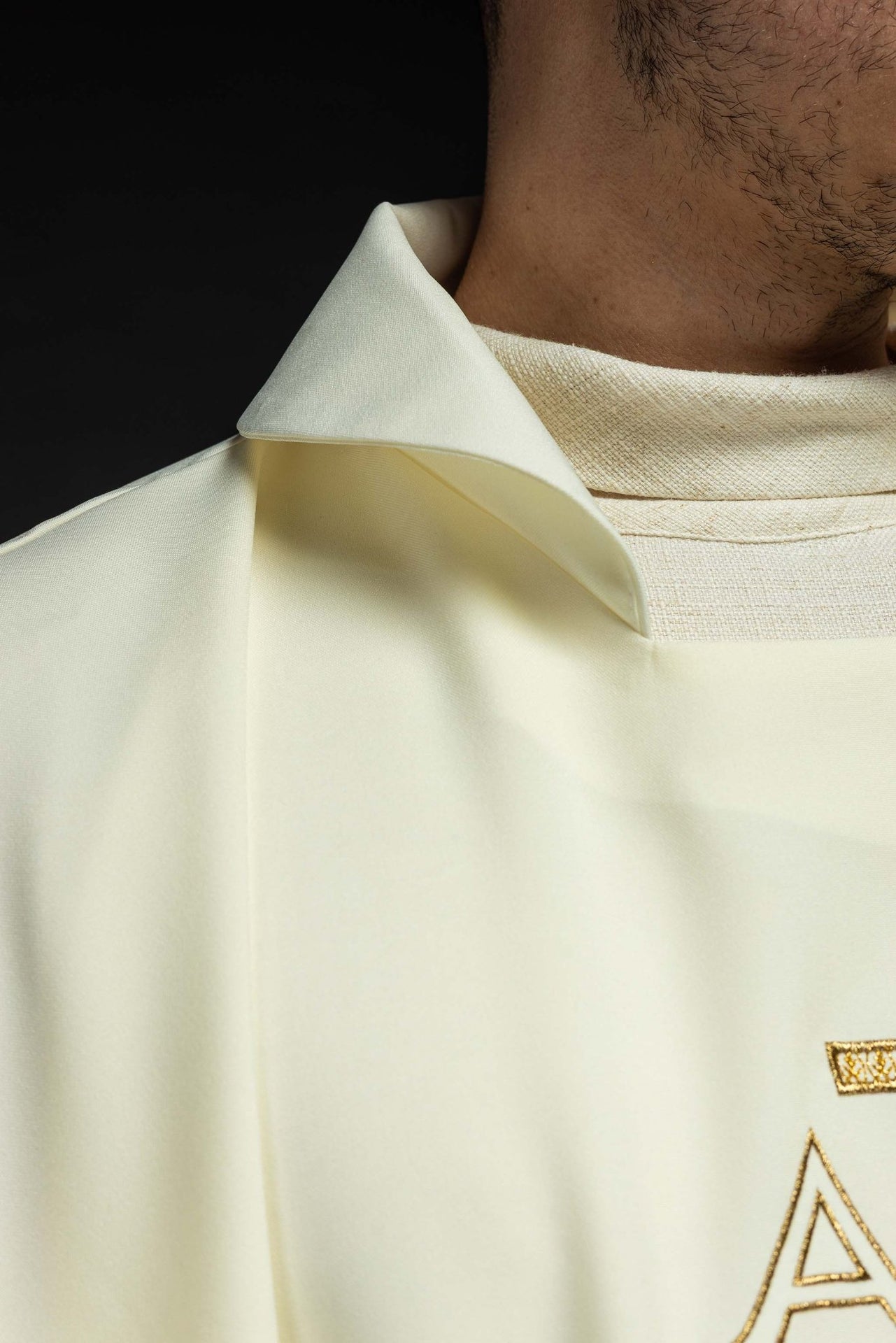 Ornat haftowany z symbolem Alfa i Omega z szerokim kołnierzem ecru