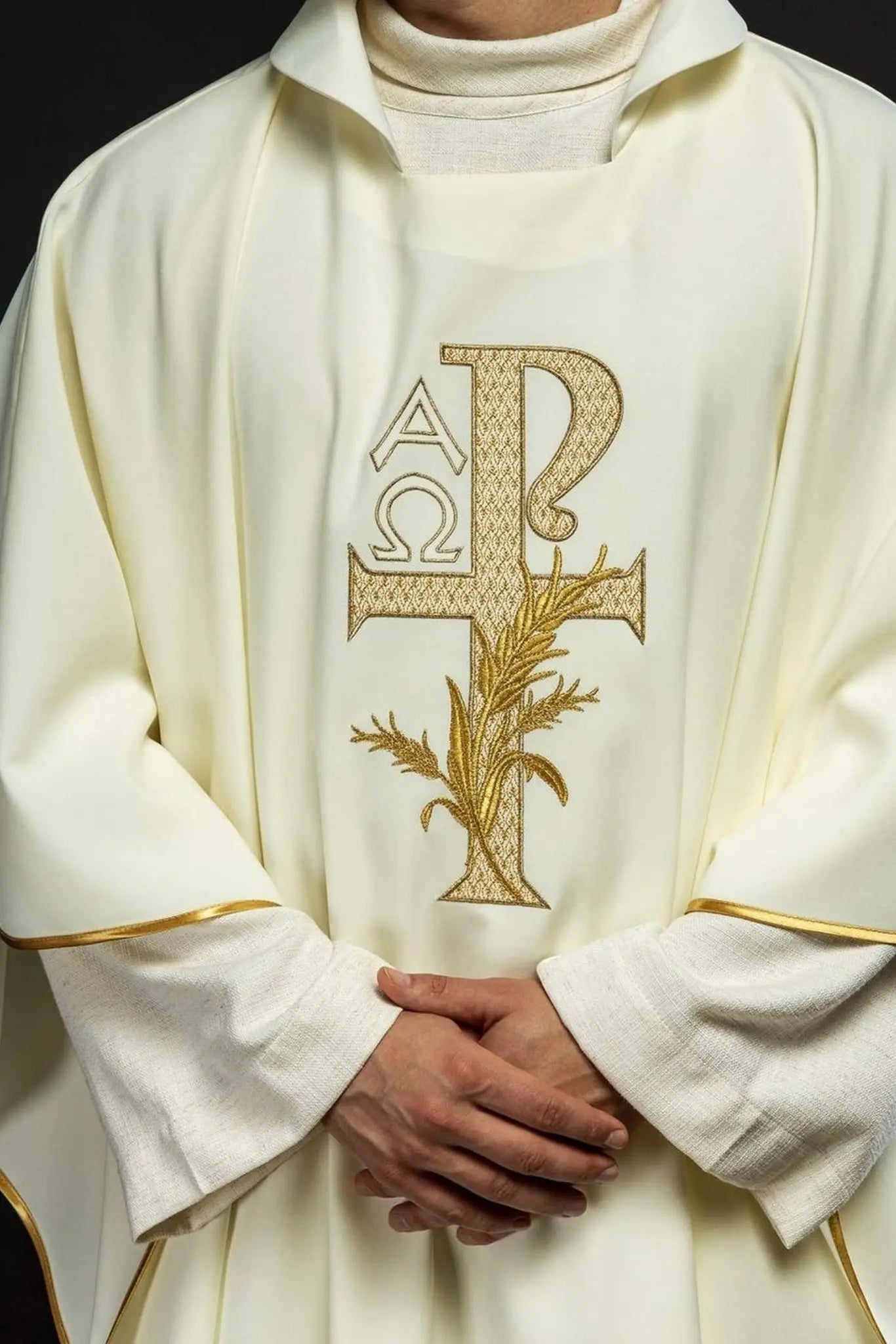 Chasuble brodée avec symbole Alpha et Omega et large col – Écru