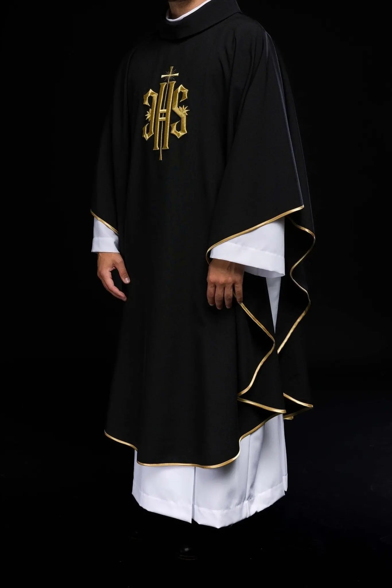 Chasuble brodée avec symbole IHS noir
