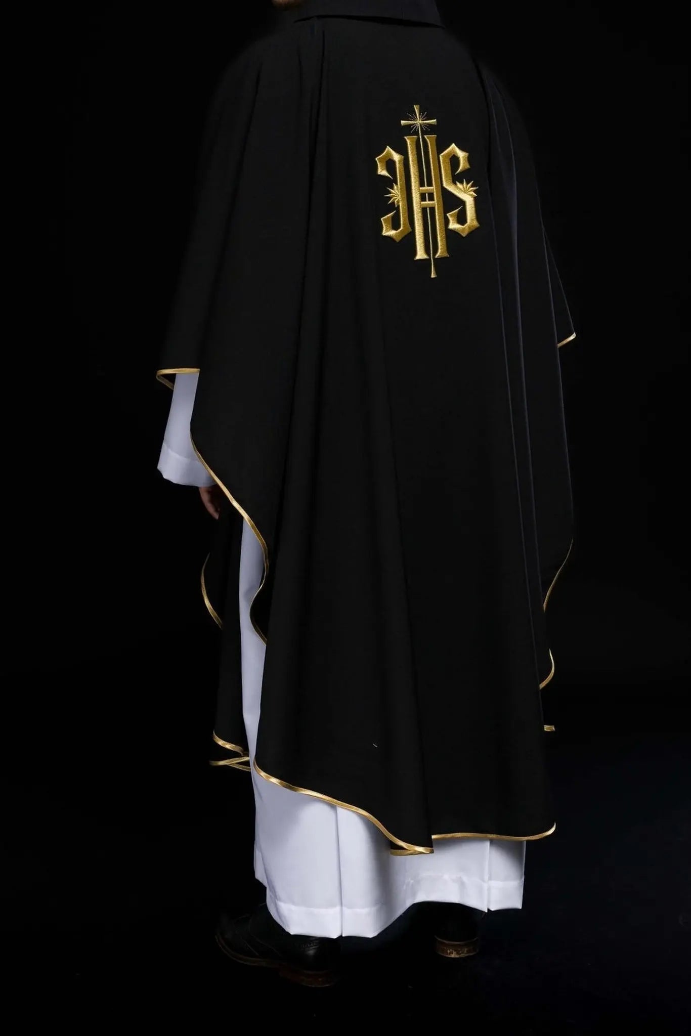 Chasuble brodée avec symbole IHS noir