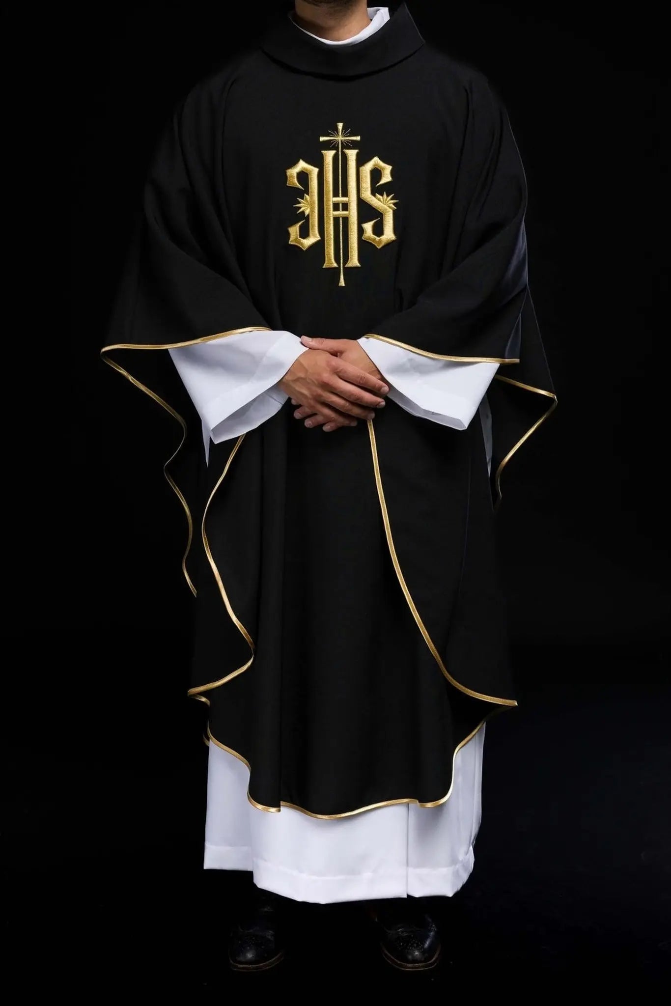 Chasuble brodée avec symbole IHS noir