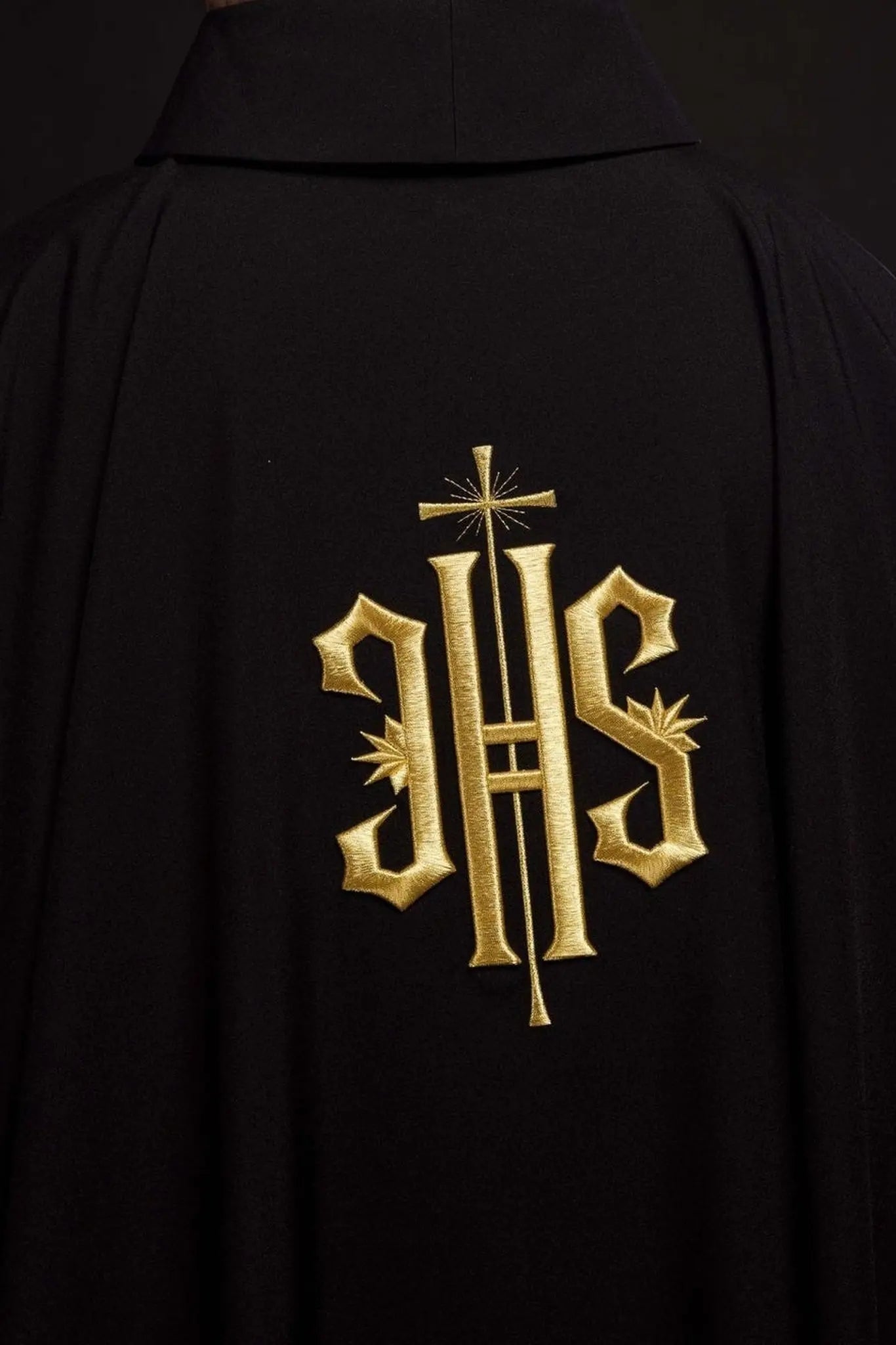 Chasuble brodée avec symbole IHS noir
