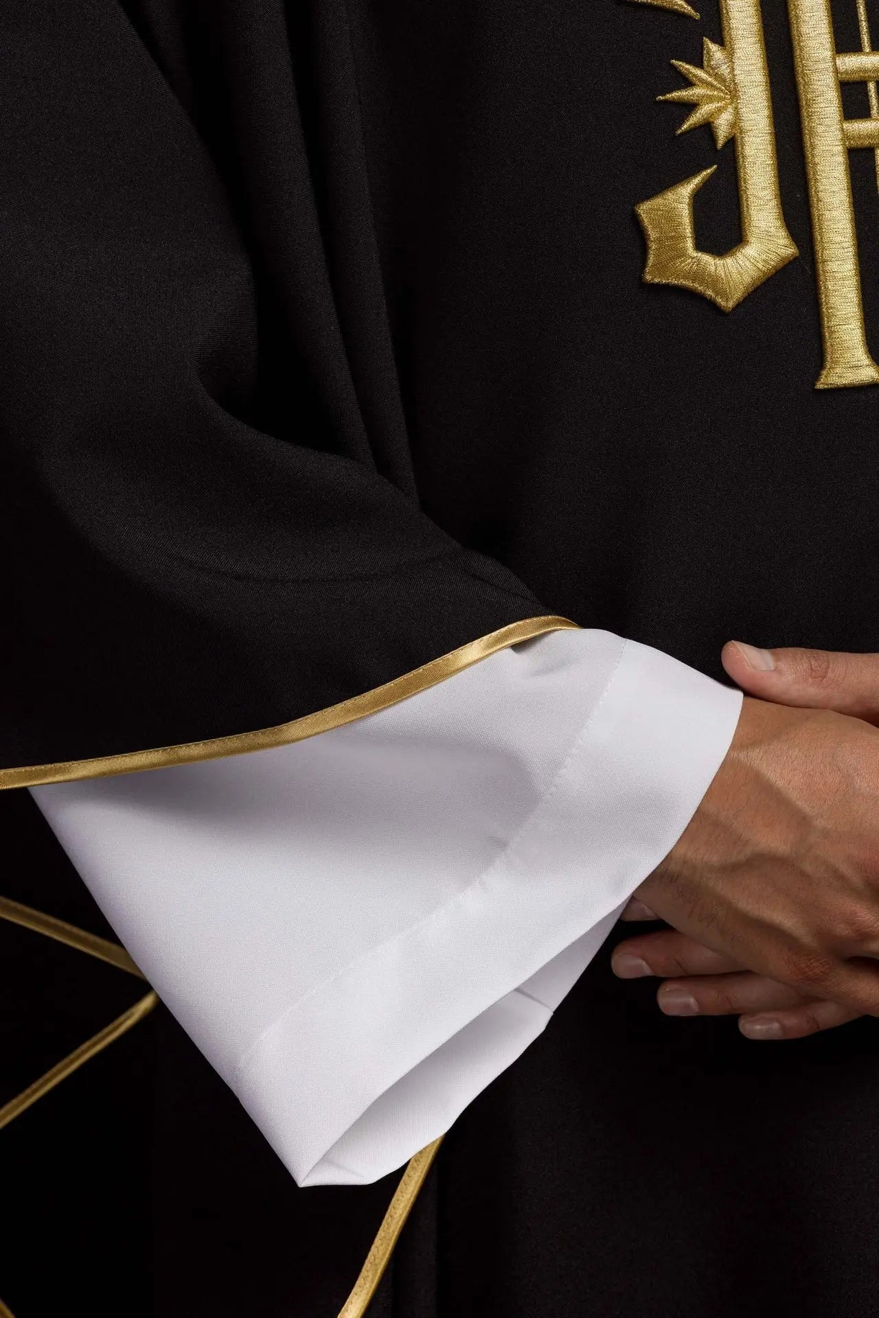 Chasuble brodée avec symbole IHS noir