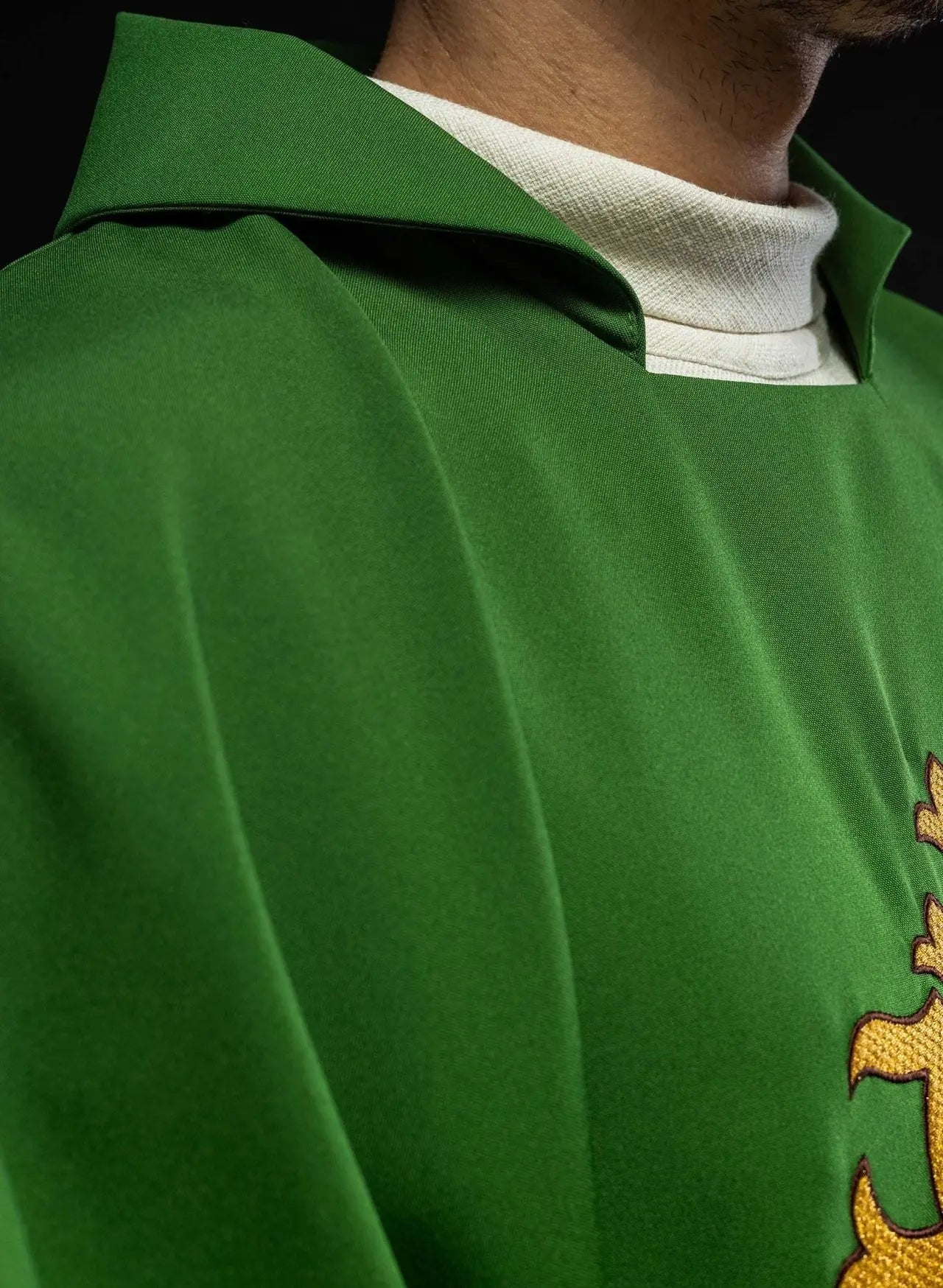 Chasuble verte brodée avec symbole JHS et large col