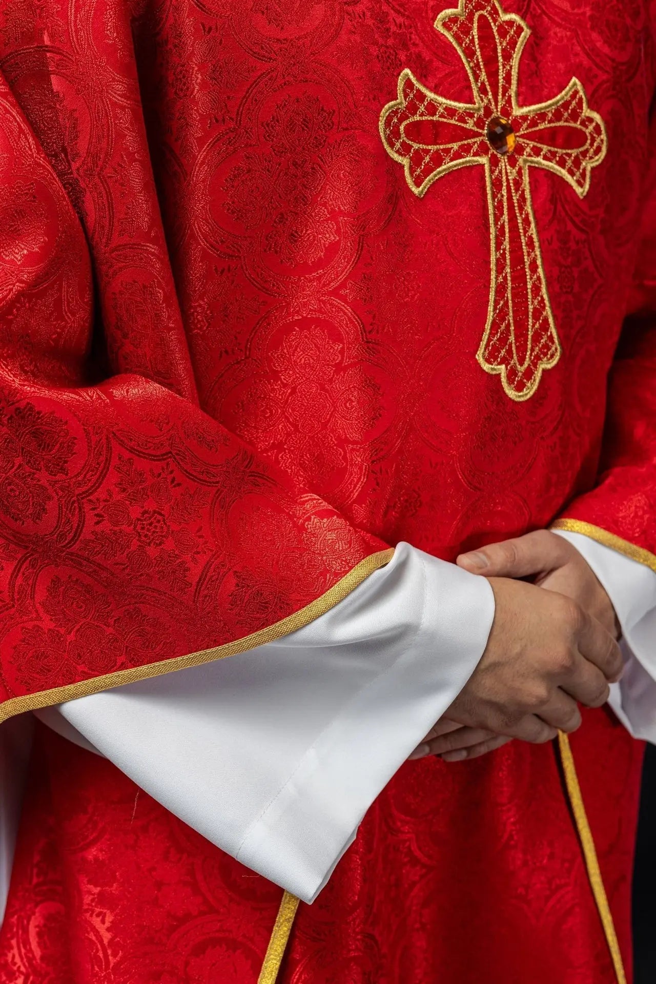 Embroidered chasuble with symbol of the cross Red