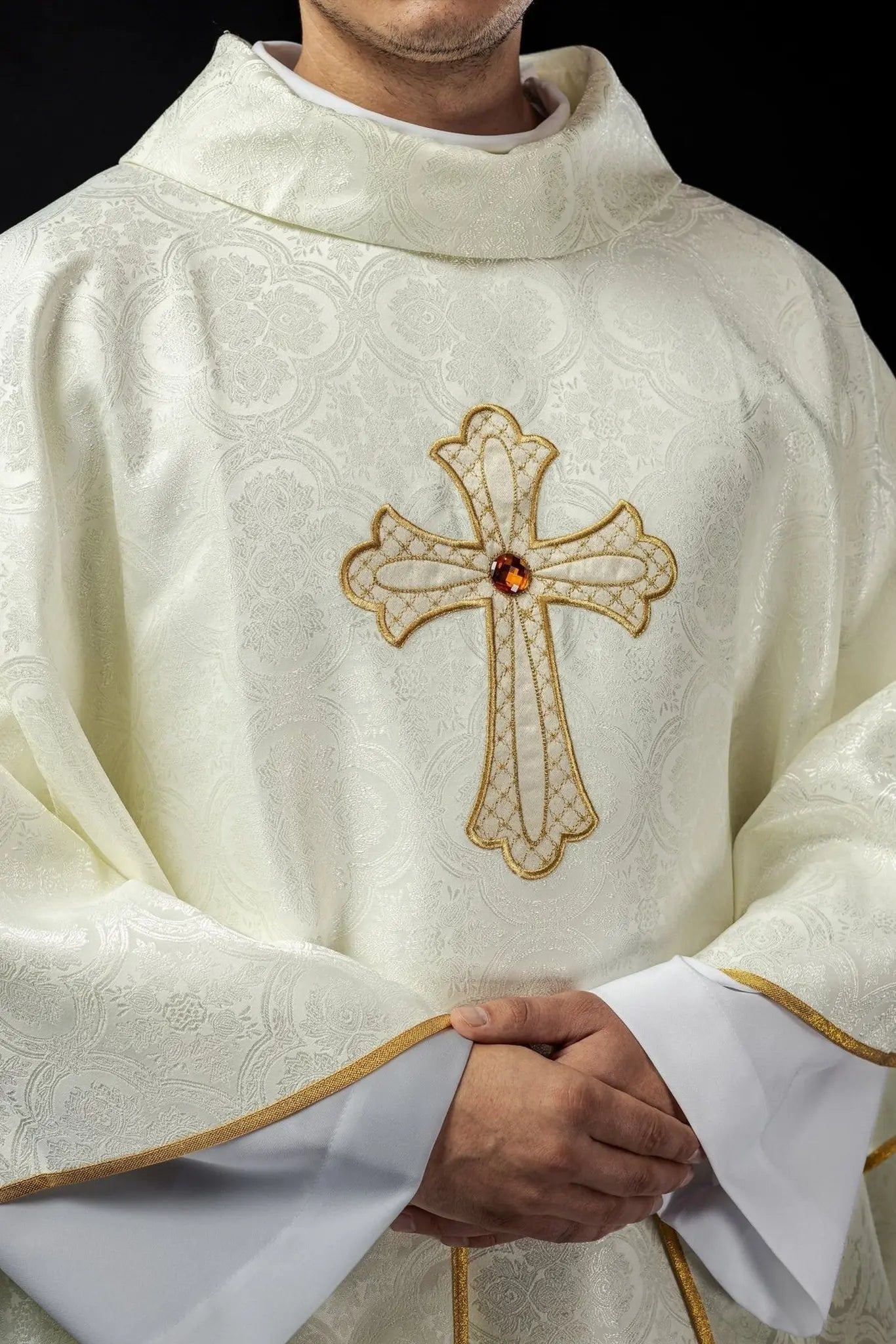 Chasuble brodée avec symbole de la croix écru