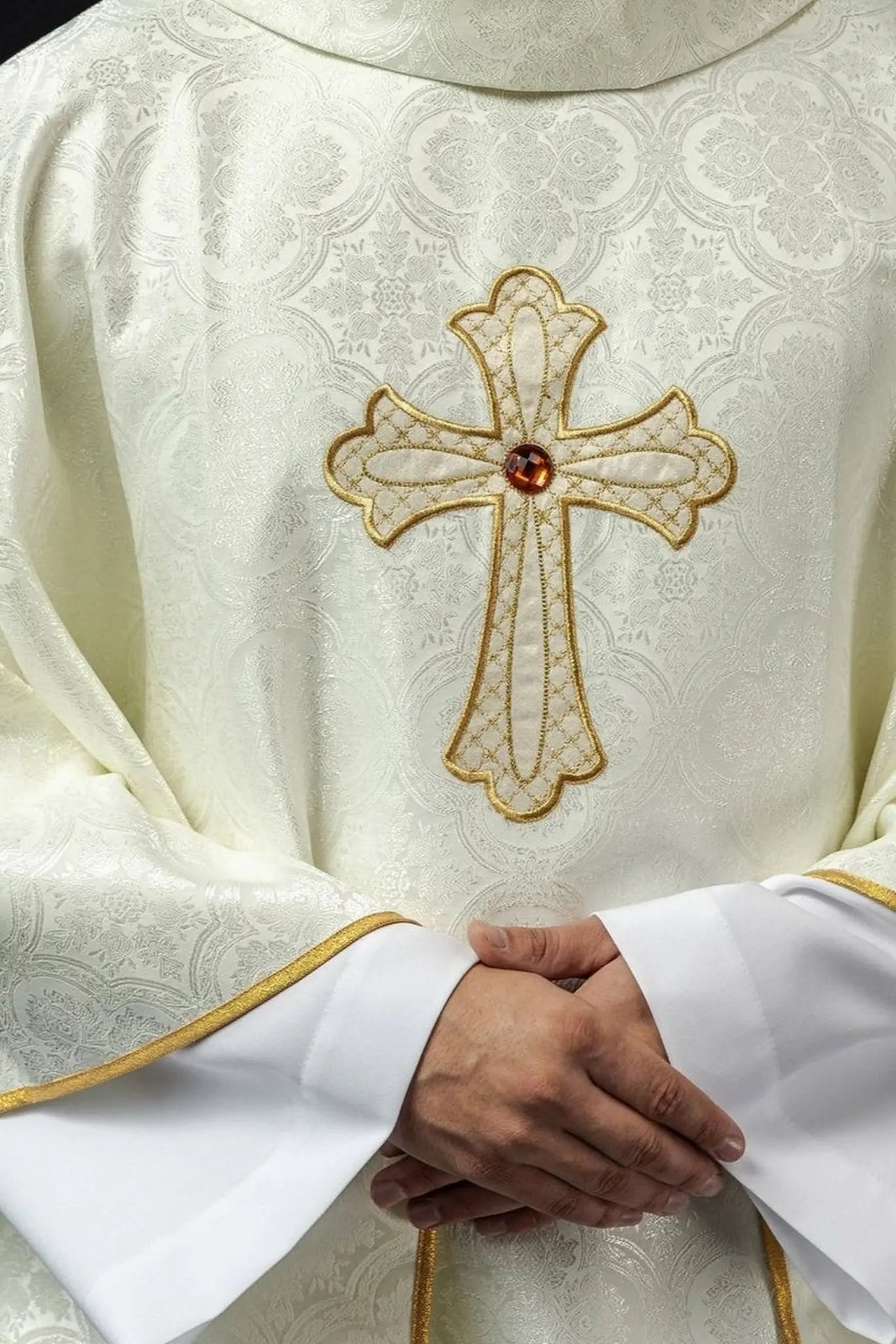 Chasuble brodée avec symbole de la croix écru