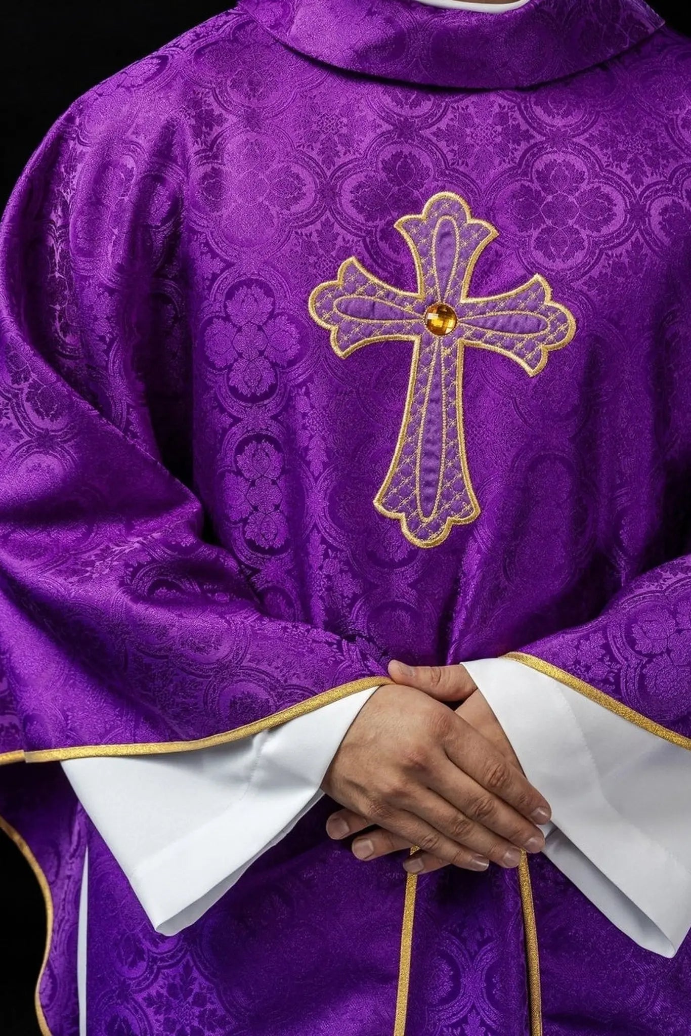 Chasuble brodée avec symbole de la croix Violet