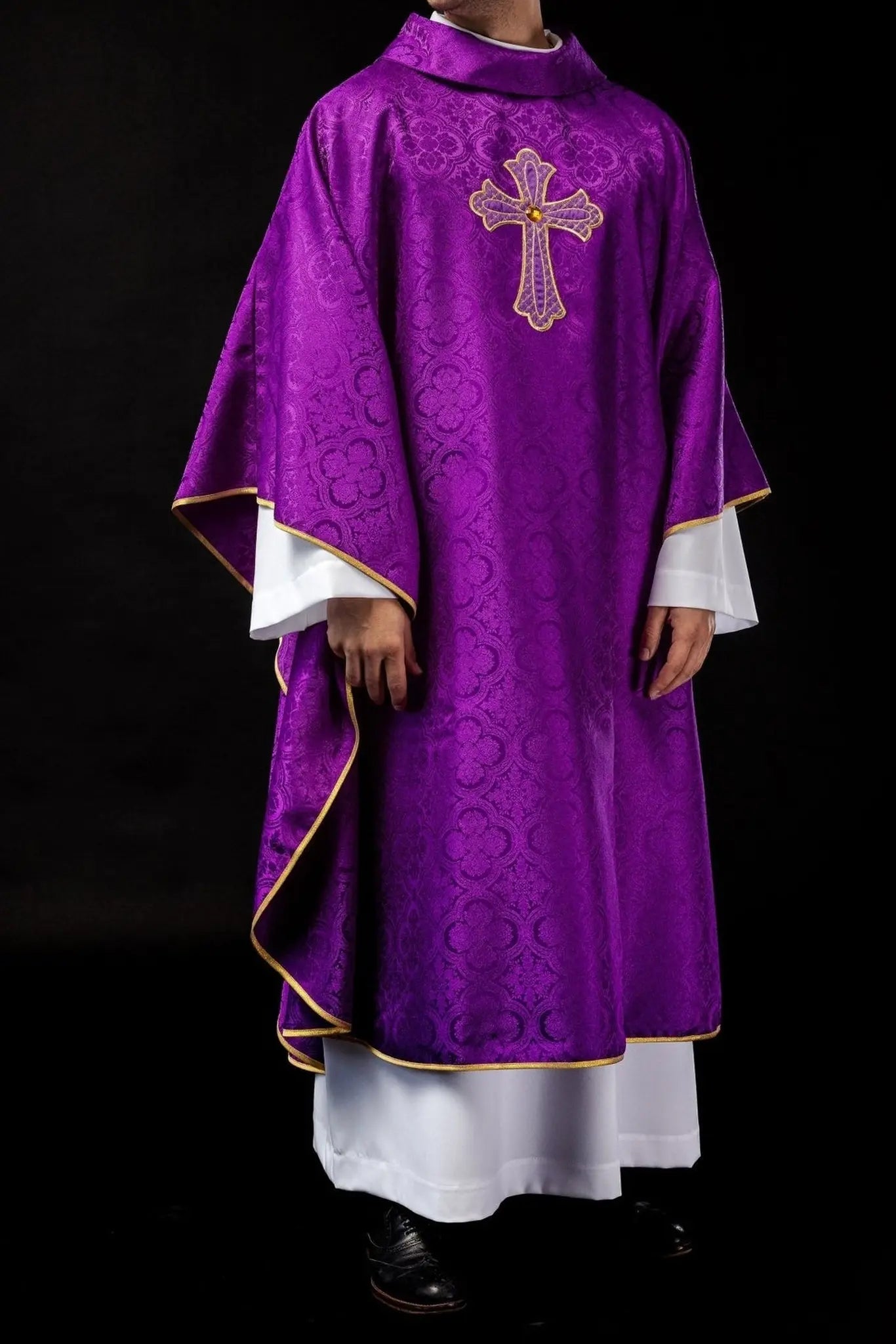 Chasuble brodée avec symbole de la croix Violet