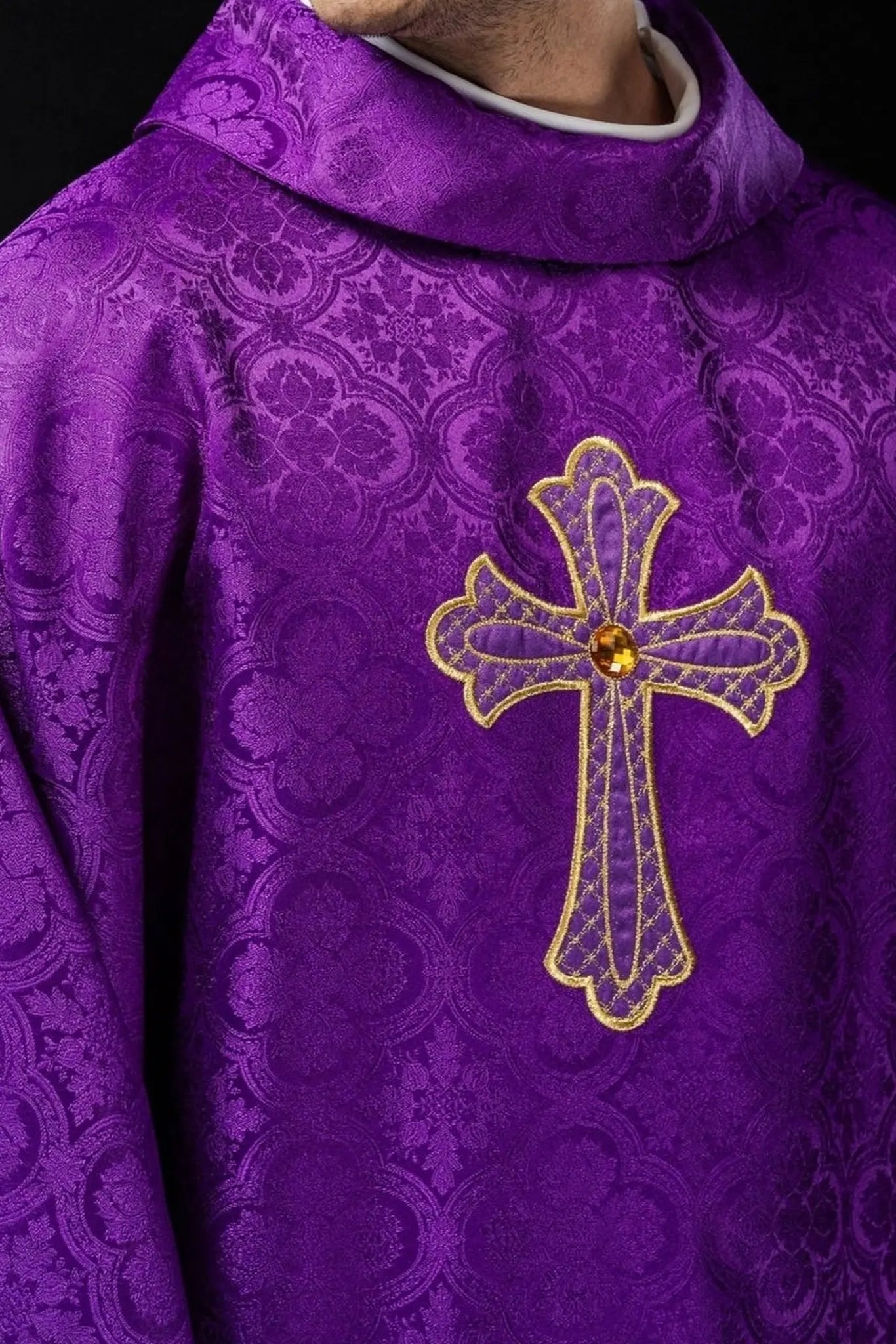 Chasuble brodée avec symbole de la croix Violet