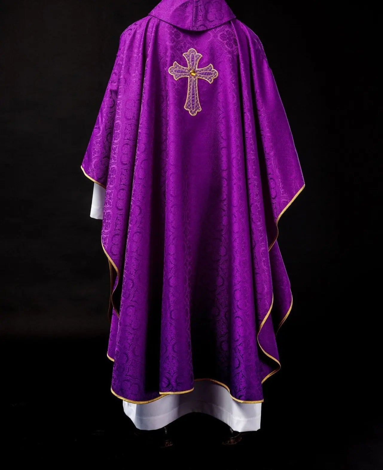 Chasuble brodée avec symbole de la croix Violet