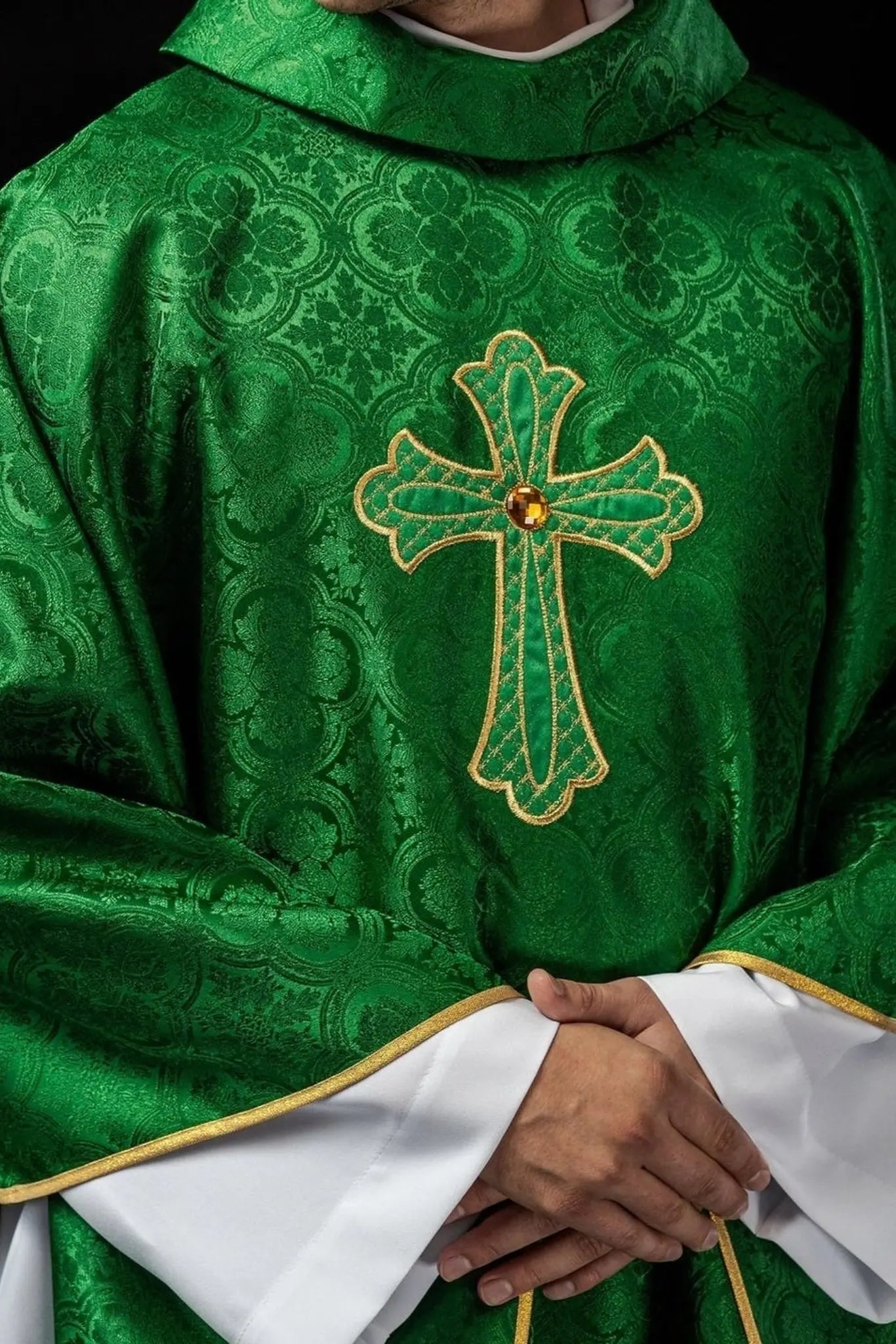 Chasuble brodée avec symbole de la croix verte