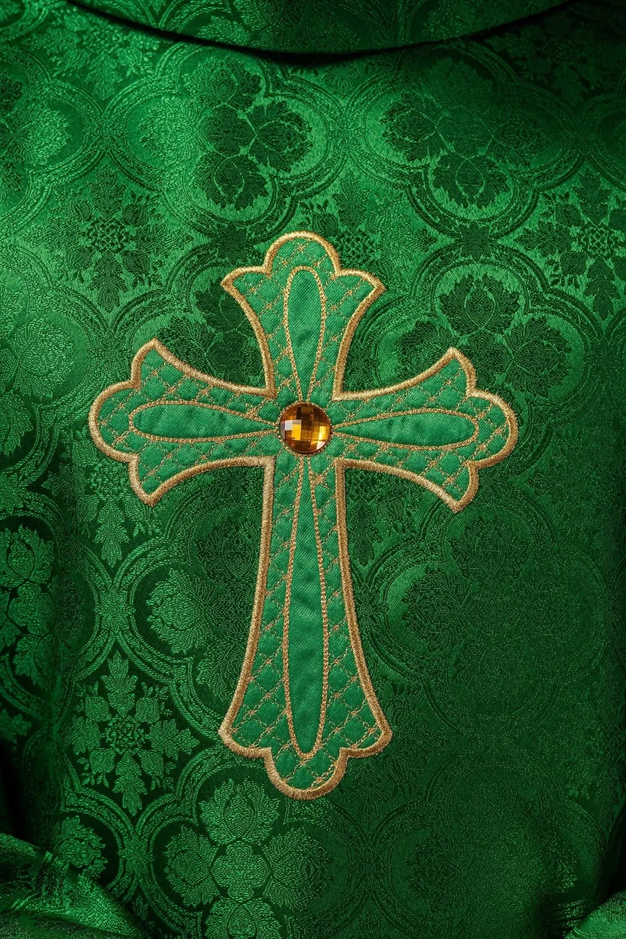 Chasuble brodée avec symbole de la croix verte