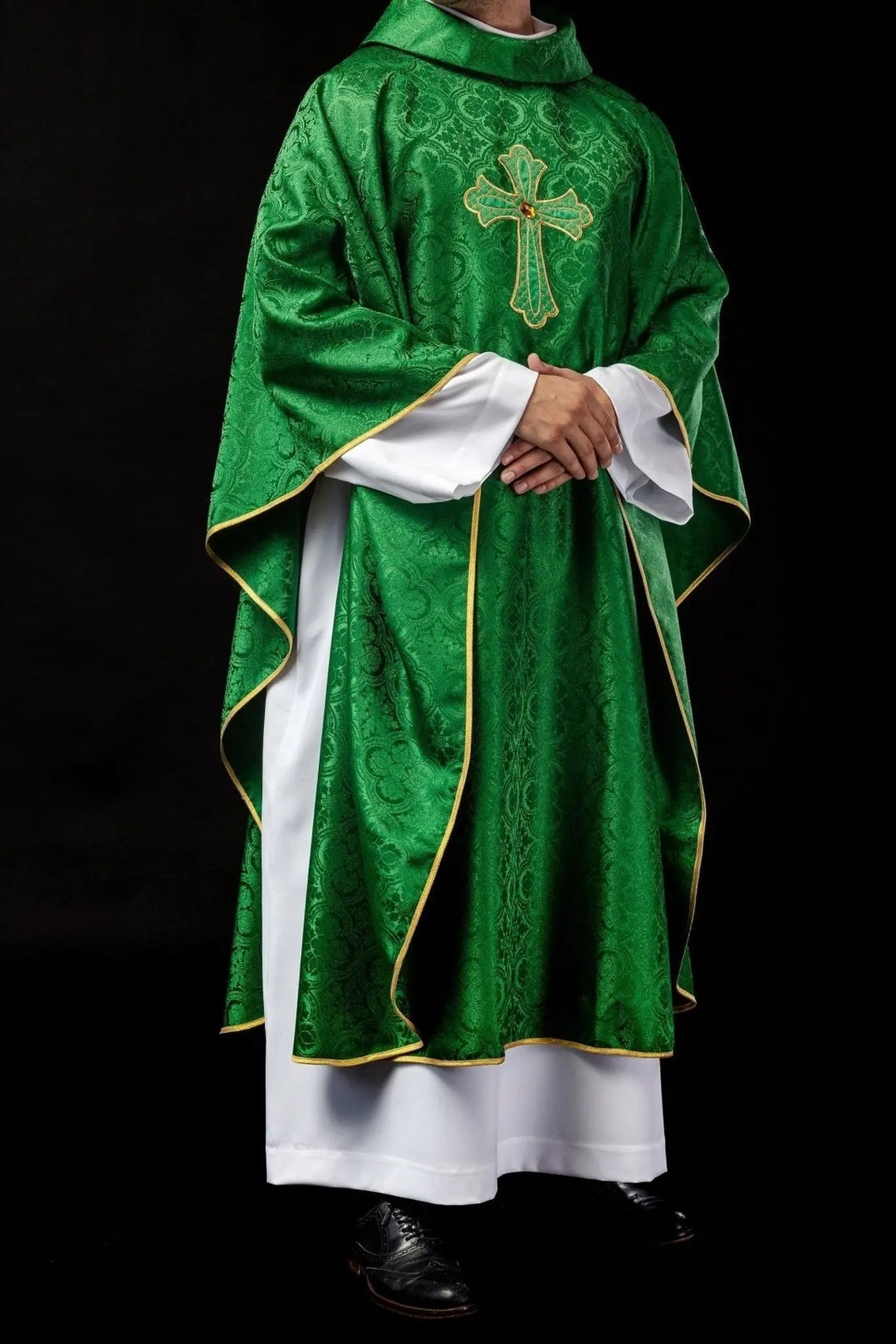 Chasuble brodée avec symbole de la croix verte