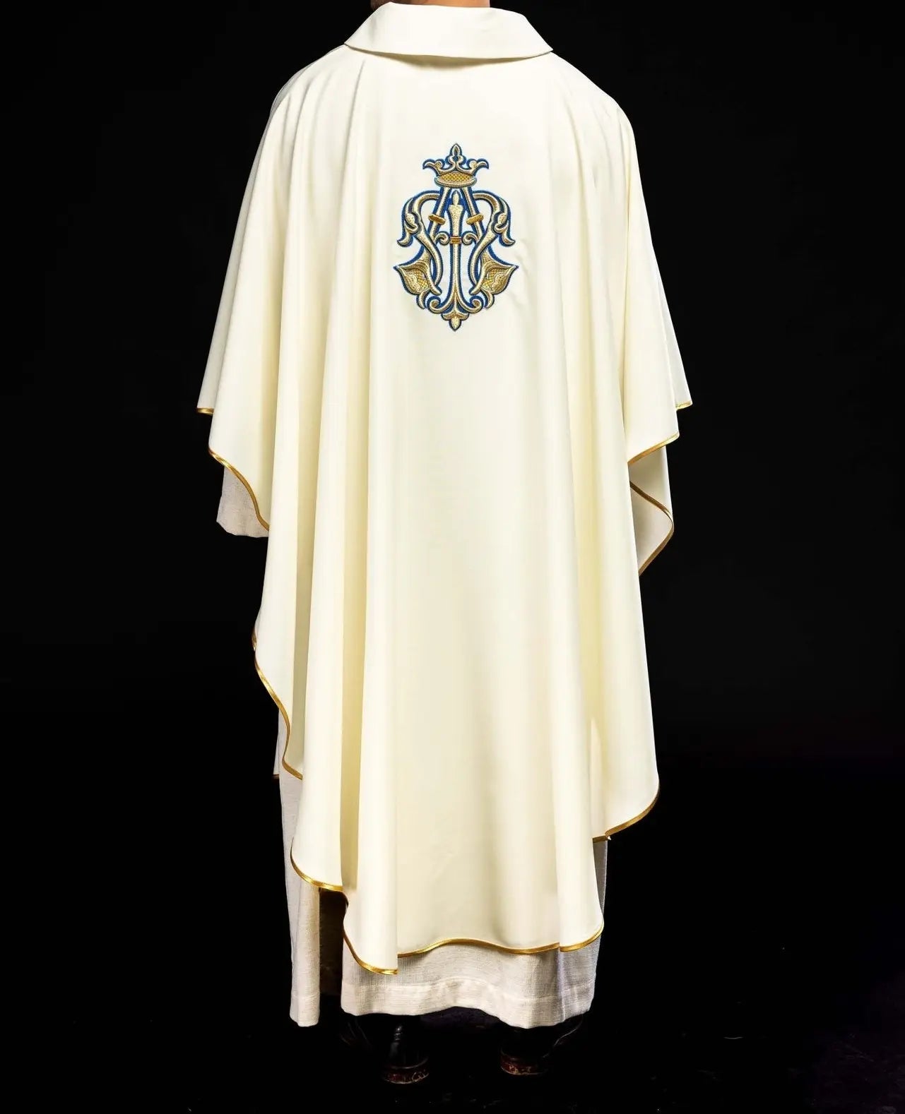 Chasuble écrue brodée avec symbole marial et large col
