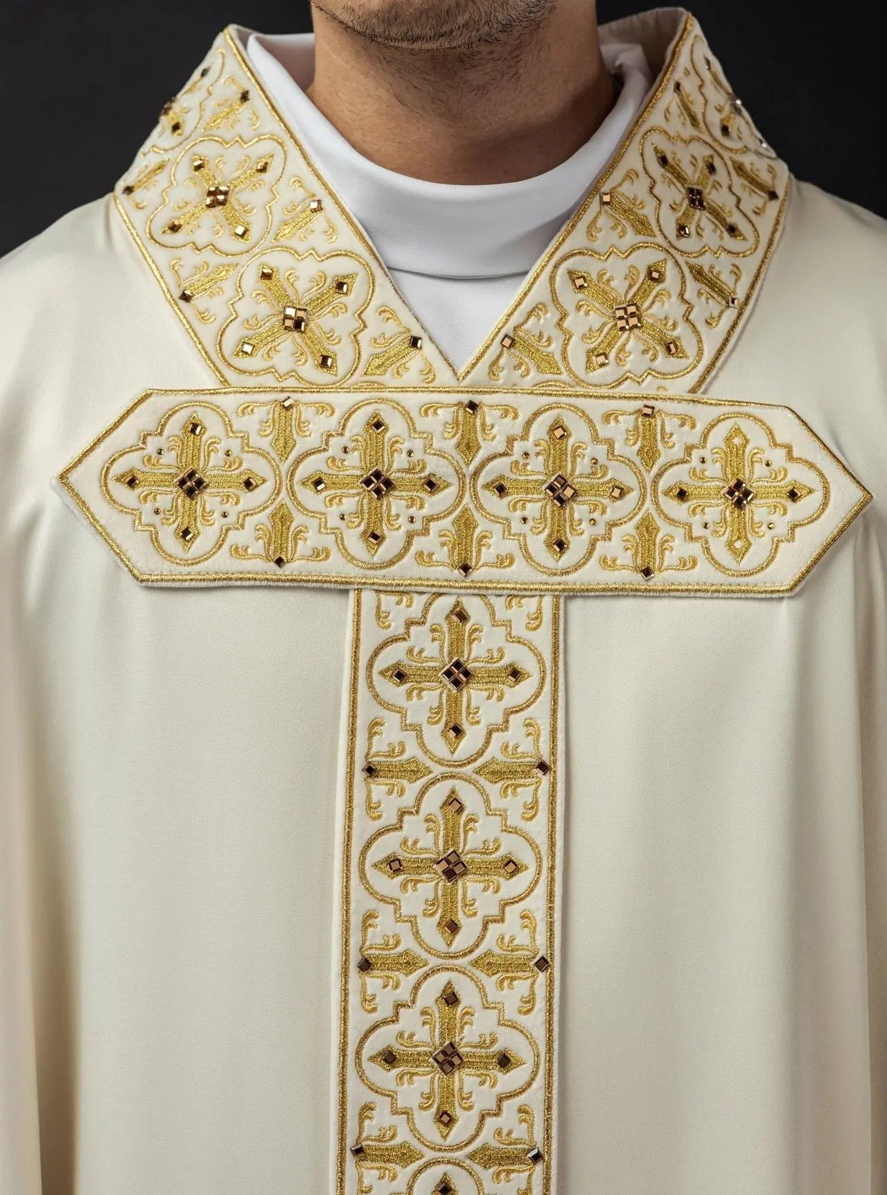 Chasuble brodée avec ceinture suspendue 500 pierres