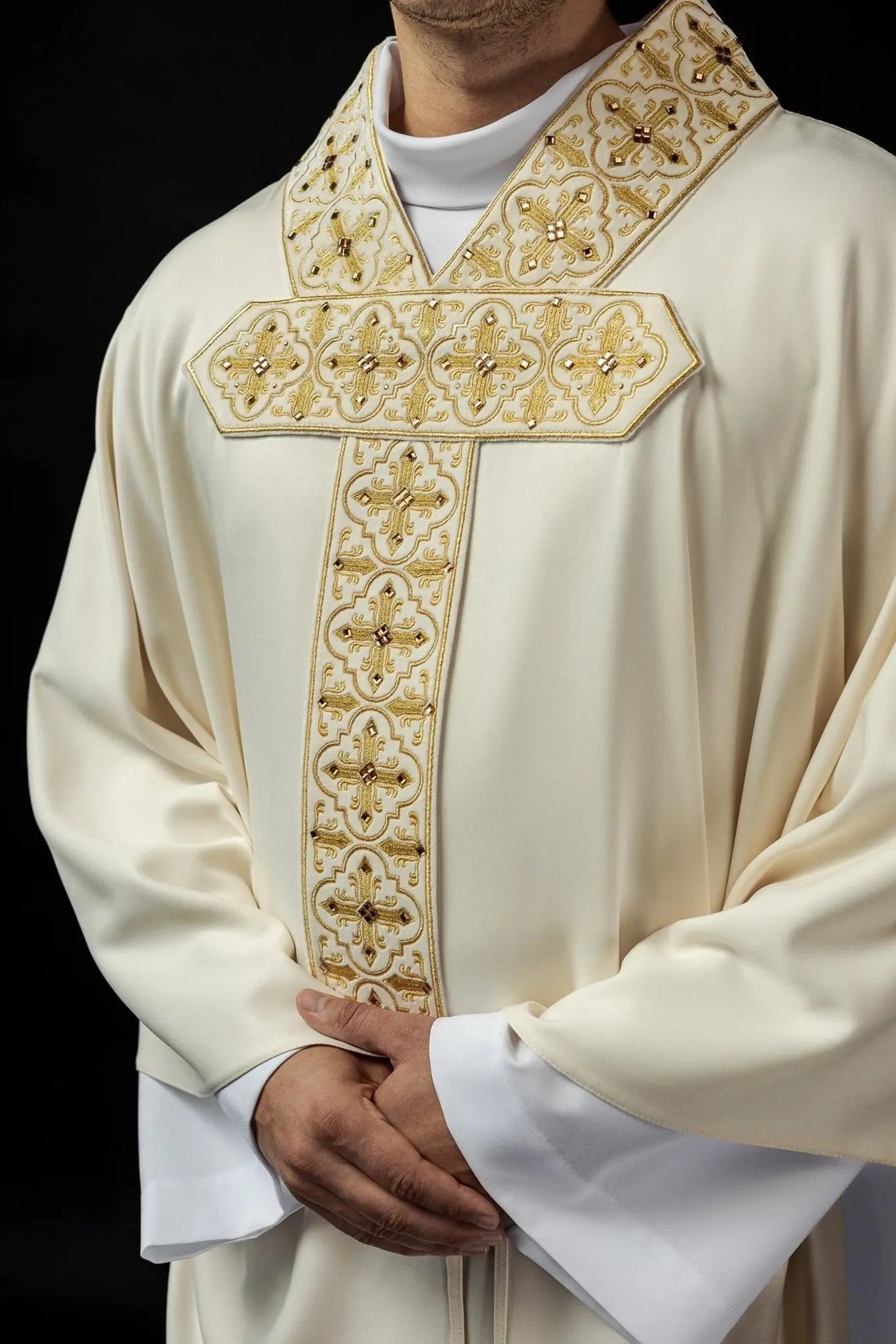 Chasuble brodée avec ceinture suspendue 500 pierres