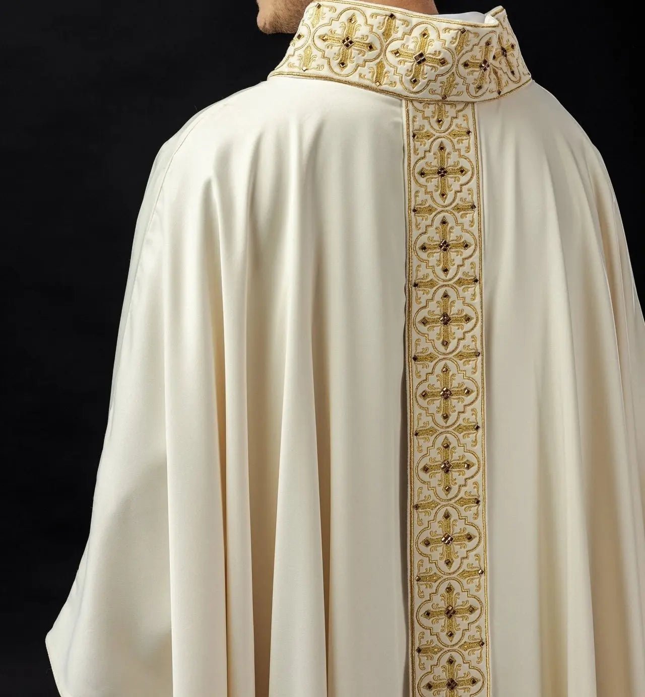 Chasuble brodée avec ceinture suspendue 500 pierres