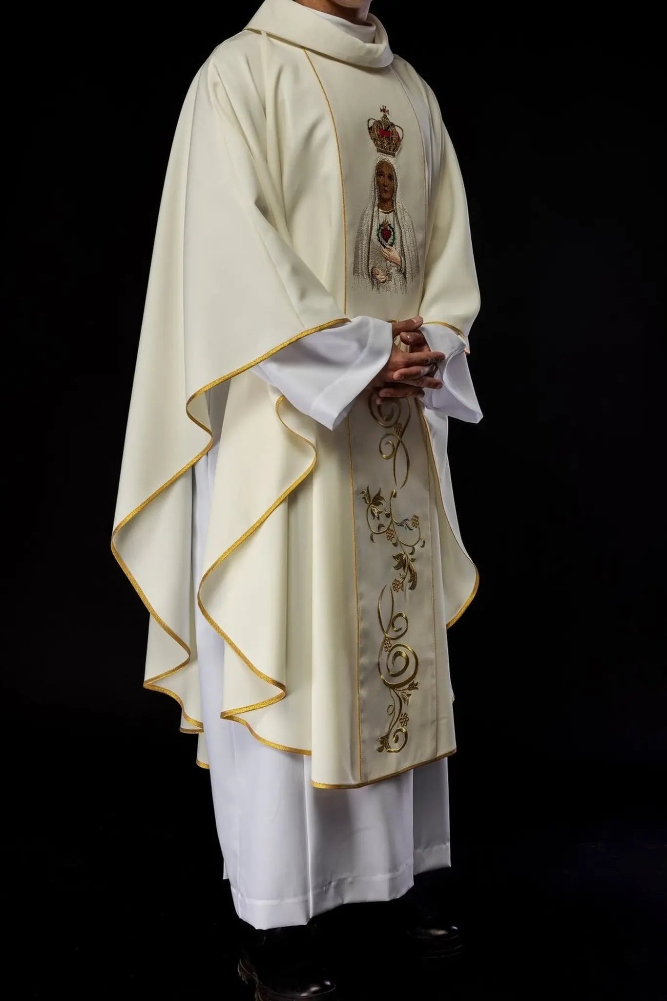 Chasuble brodée avec l'image de Notre-Dame de Fatima