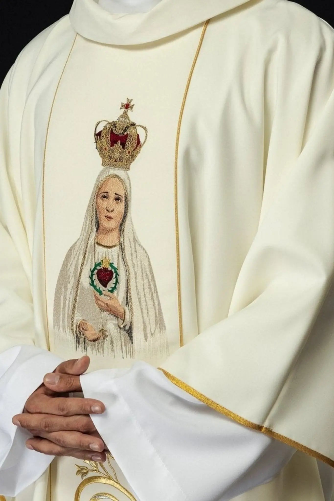 Chasuble brodée avec l'image de Notre-Dame de Fatima