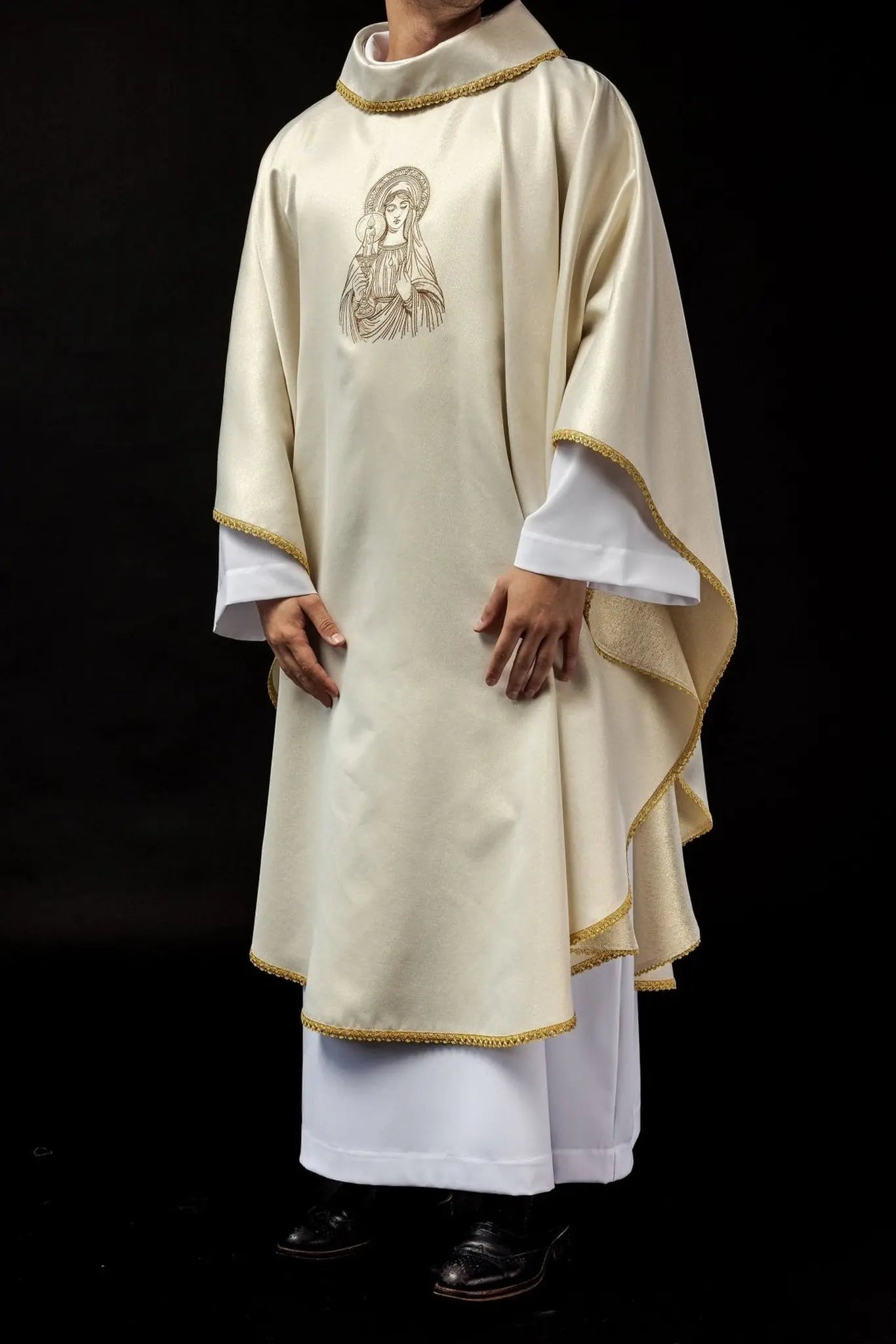 Chasuble brodée avec l'image de Notre-Dame du Tonnerre
