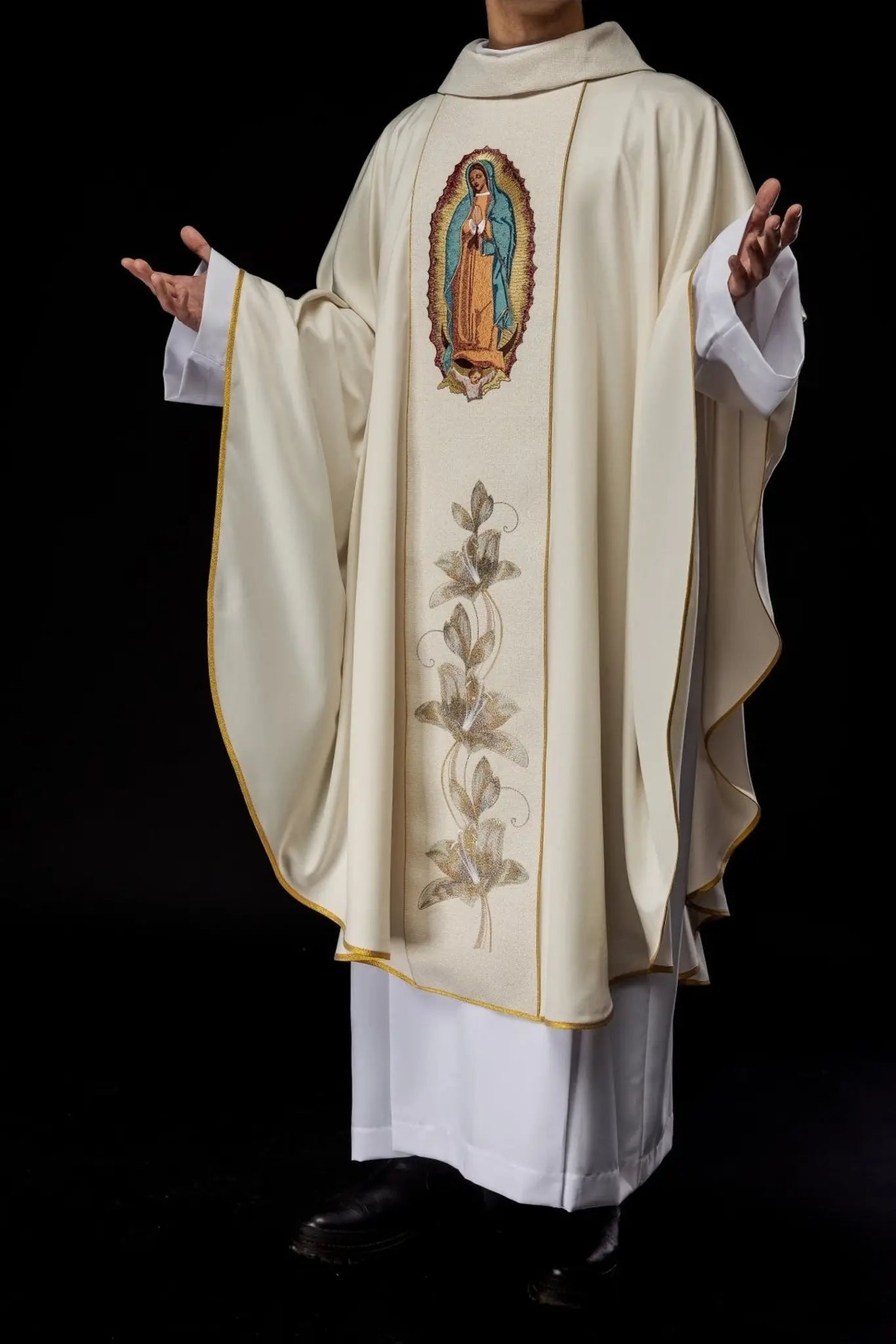 Chasuble brodée avec l'image de Notre-Dame de Guadalupe