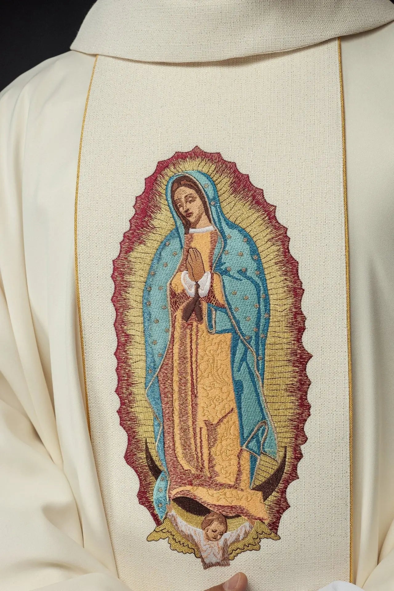 Chasuble brodée avec l'image de Notre-Dame de Guadalupe