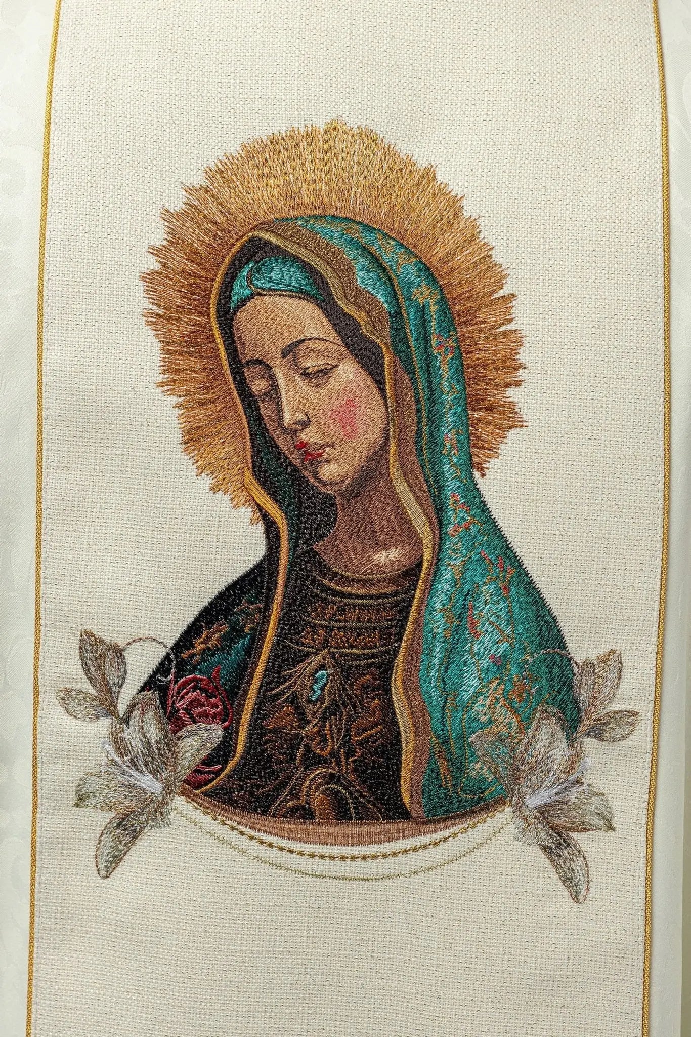 Chasuble brodée avec l'image de Notre-Dame de Guadalupe