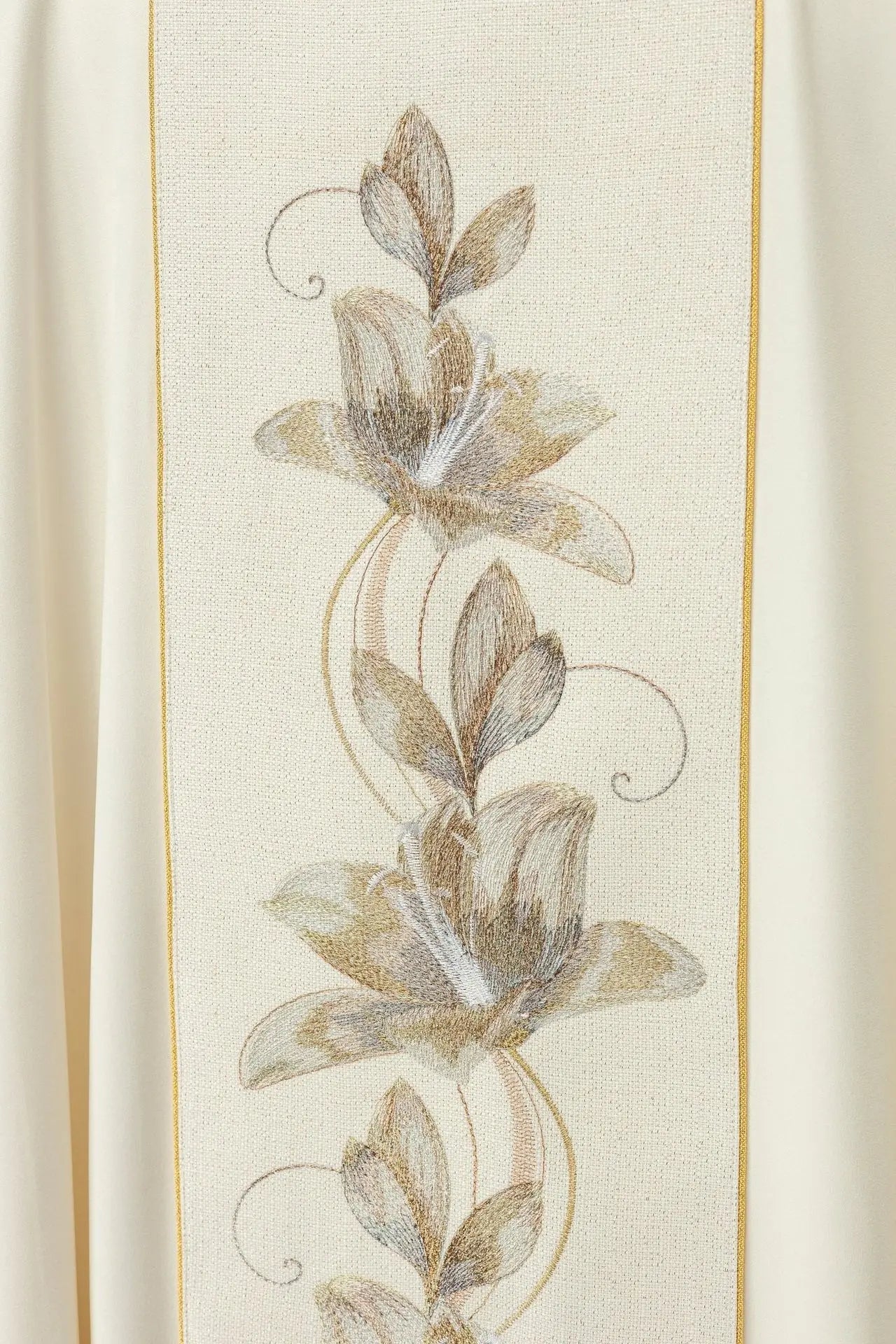Chasuble brodée avec l'image de Notre-Dame de Guadalupe