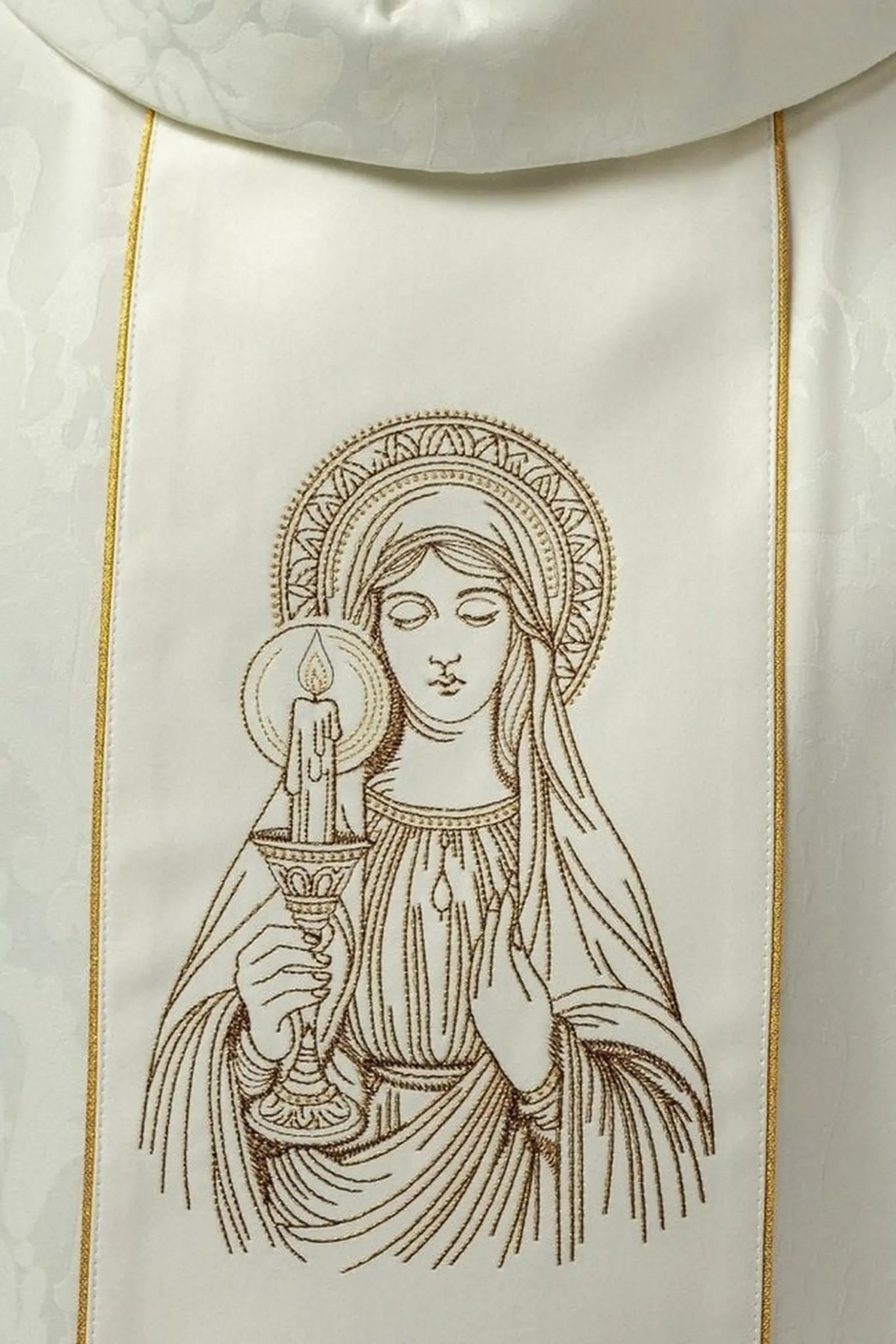 Chasuble brodée avec l'image de Notre-Dame du Tonnerre