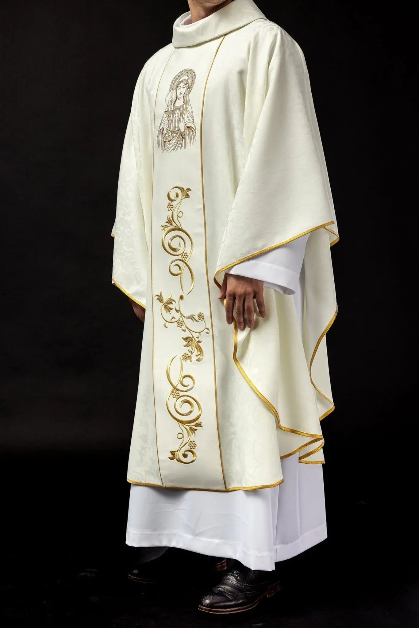 Chasuble brodée avec l'image de Notre-Dame du Tonnerre